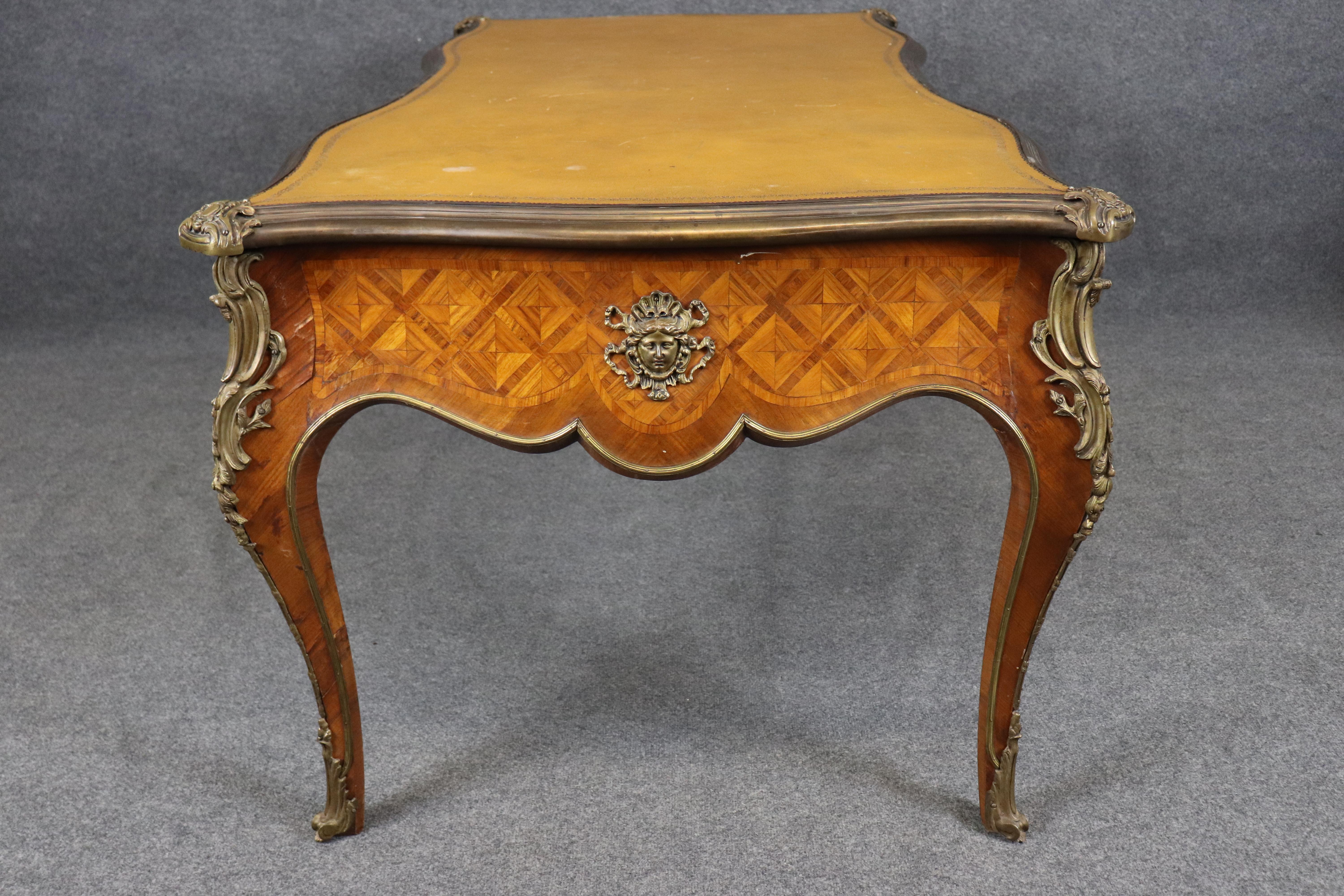 Scrivania francese con piano in pelle in stile Luigi XV, montata su bronzo. In condizioni buone in vendita a Swedesboro, NJ