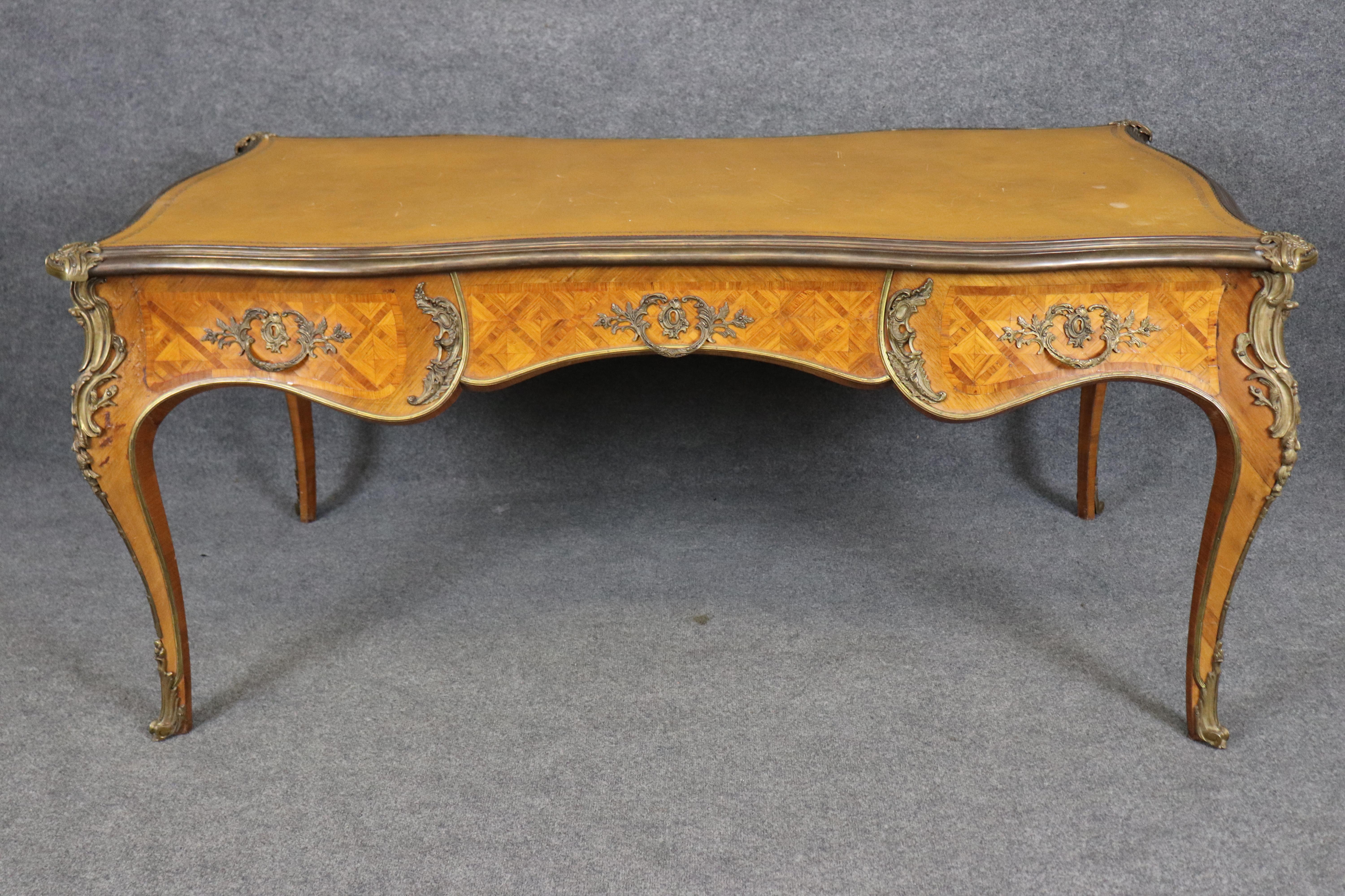 Inizio XX secolo Scrivania francese con piano in pelle in stile Luigi XV, montata su bronzo. in vendita