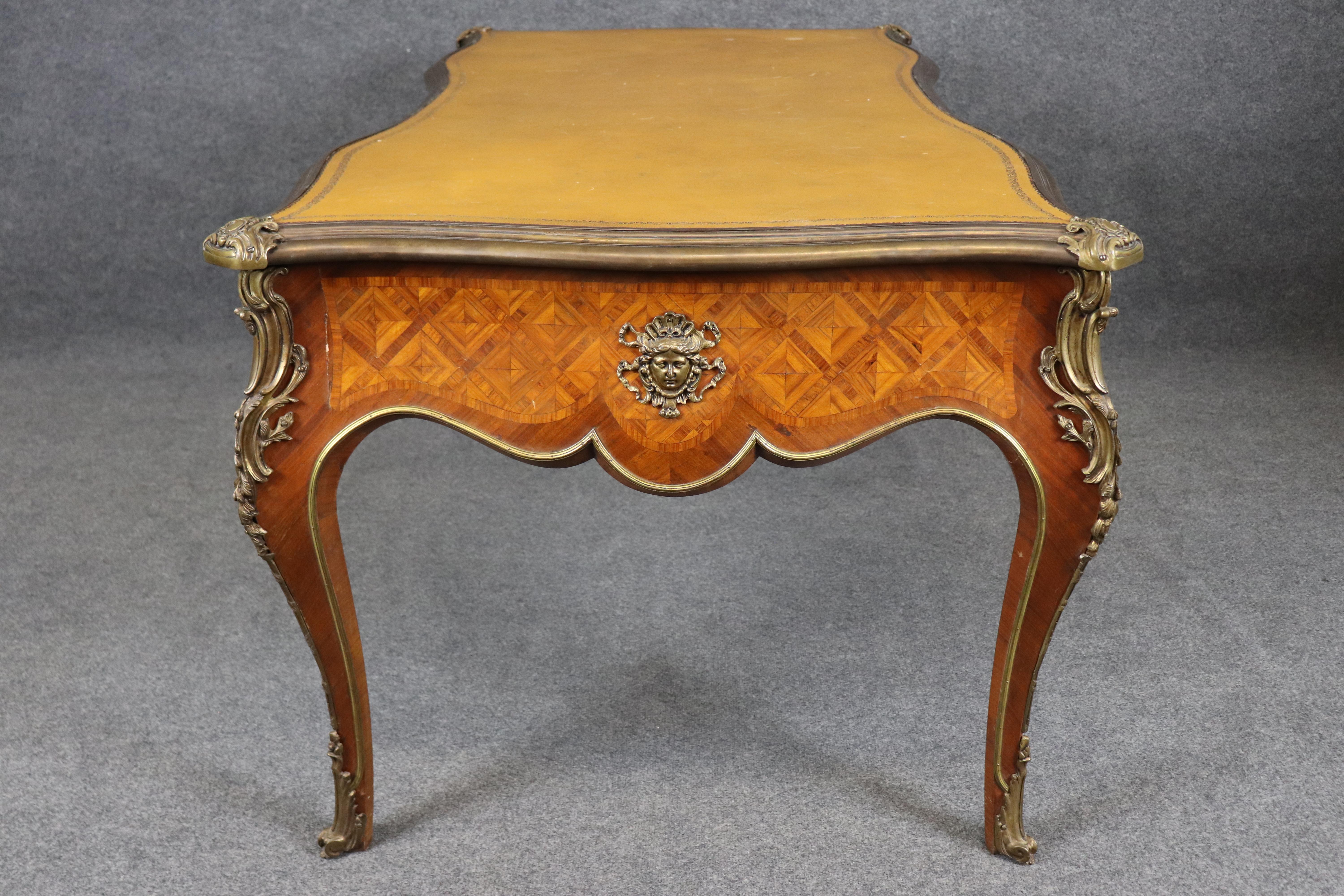 Bronzo Scrivania francese con piano in pelle in stile Luigi XV, montata su bronzo. in vendita