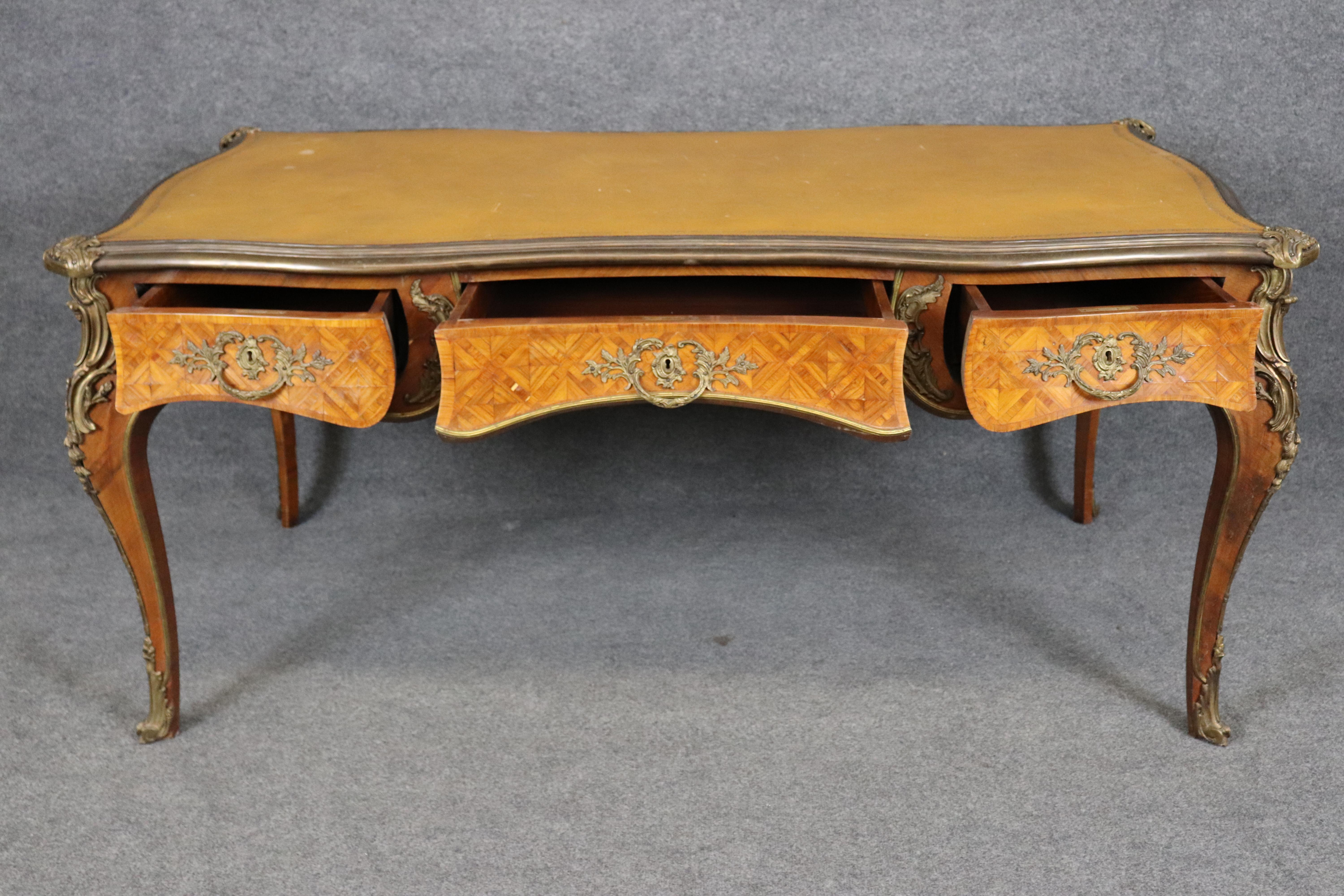 Scrivania francese con piano in pelle in stile Luigi XV, montata su bronzo. in vendita 1