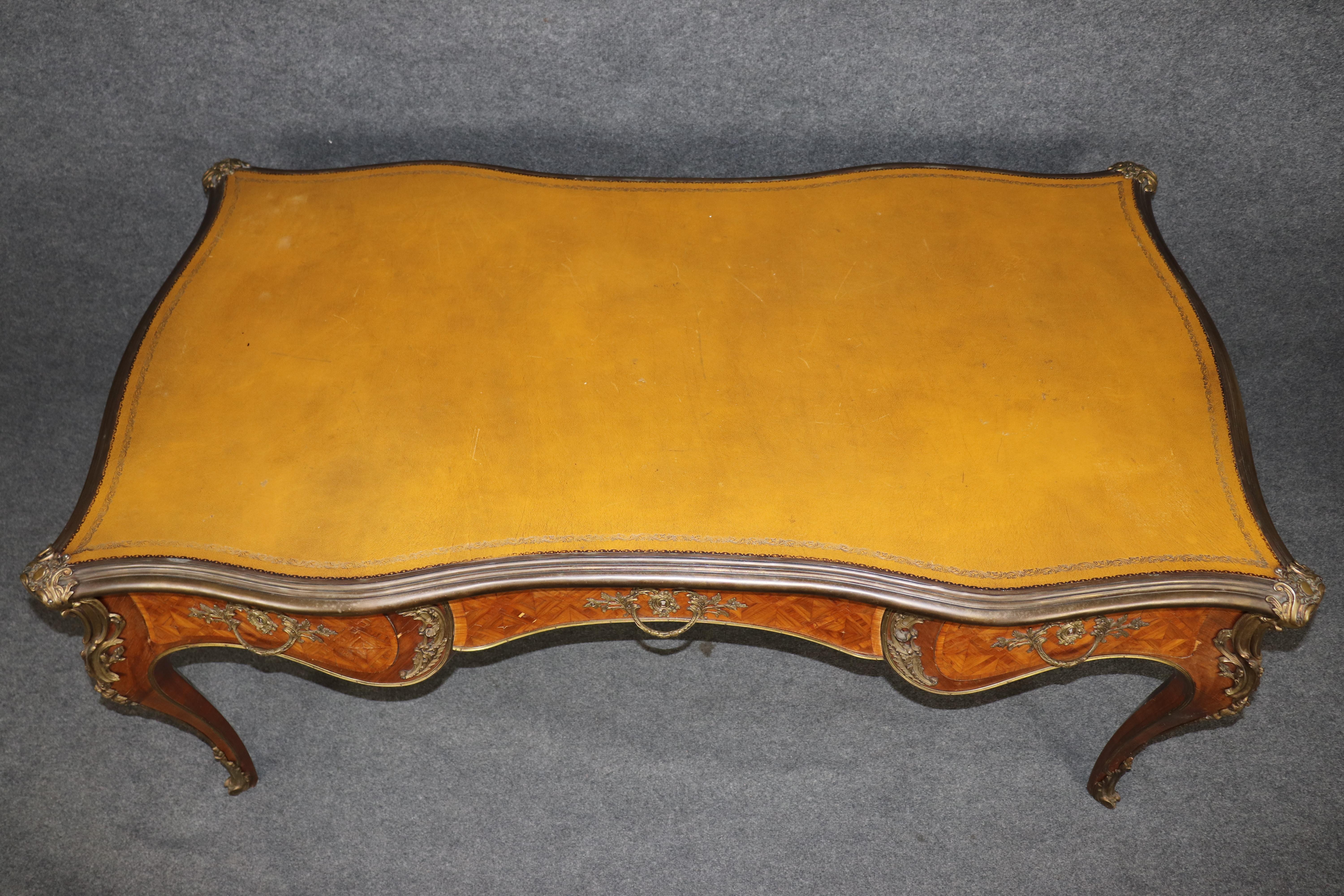 Scrivania francese con piano in pelle in stile Luigi XV, montata su bronzo. in vendita 2