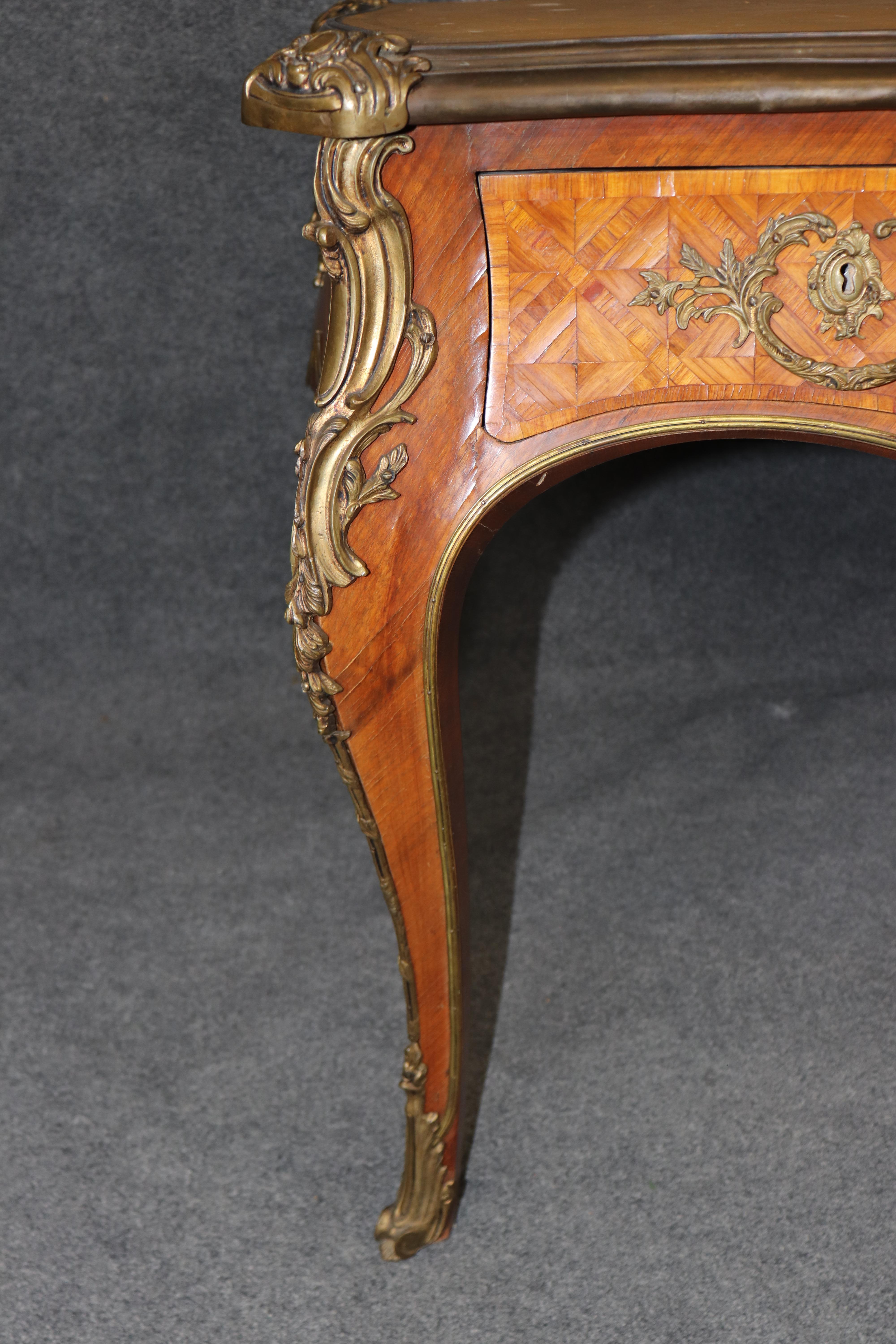 Scrivania francese con piano in pelle in stile Luigi XV, montata su bronzo. in vendita 3