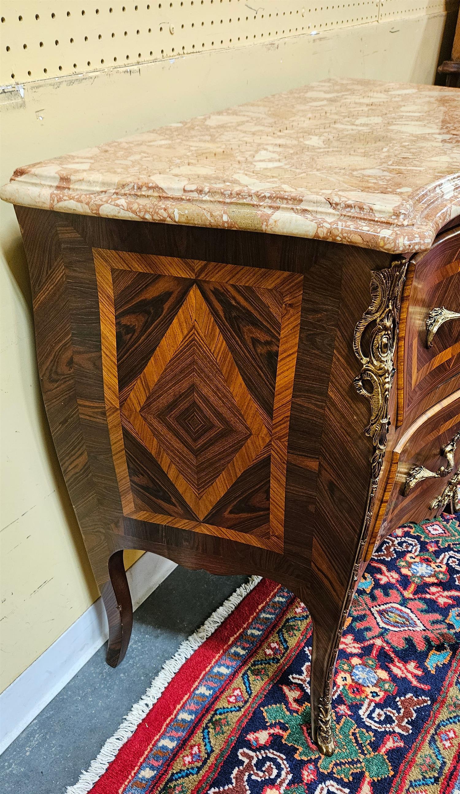 Marmo Commode in stile Luigi XV con montatura in bronzo, legno di re e piano in marmo, XIX secolo in vendita