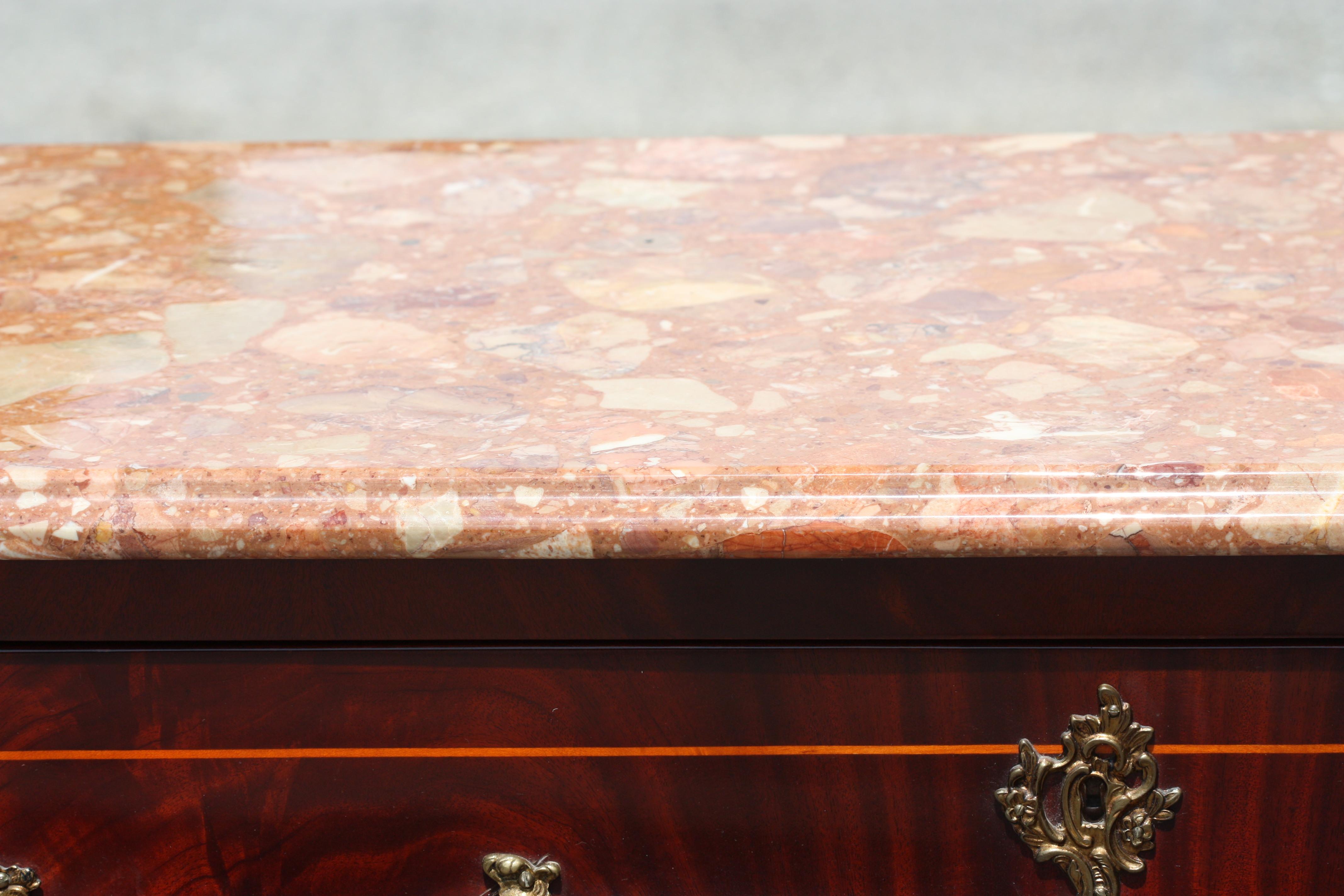 Louis XV Stil Bronze montiert Mahagoni Marmorplatte Kommode im Angebot 6