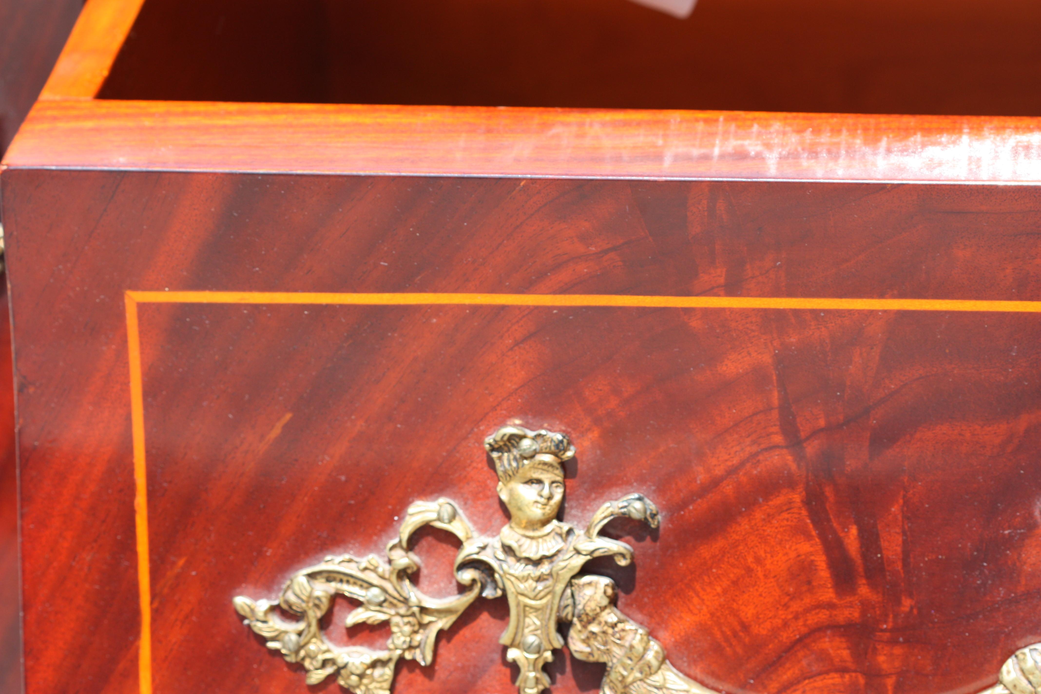 Louis XV Stil Bronze montiert Mahagoni Marmorplatte Kommode im Angebot 7