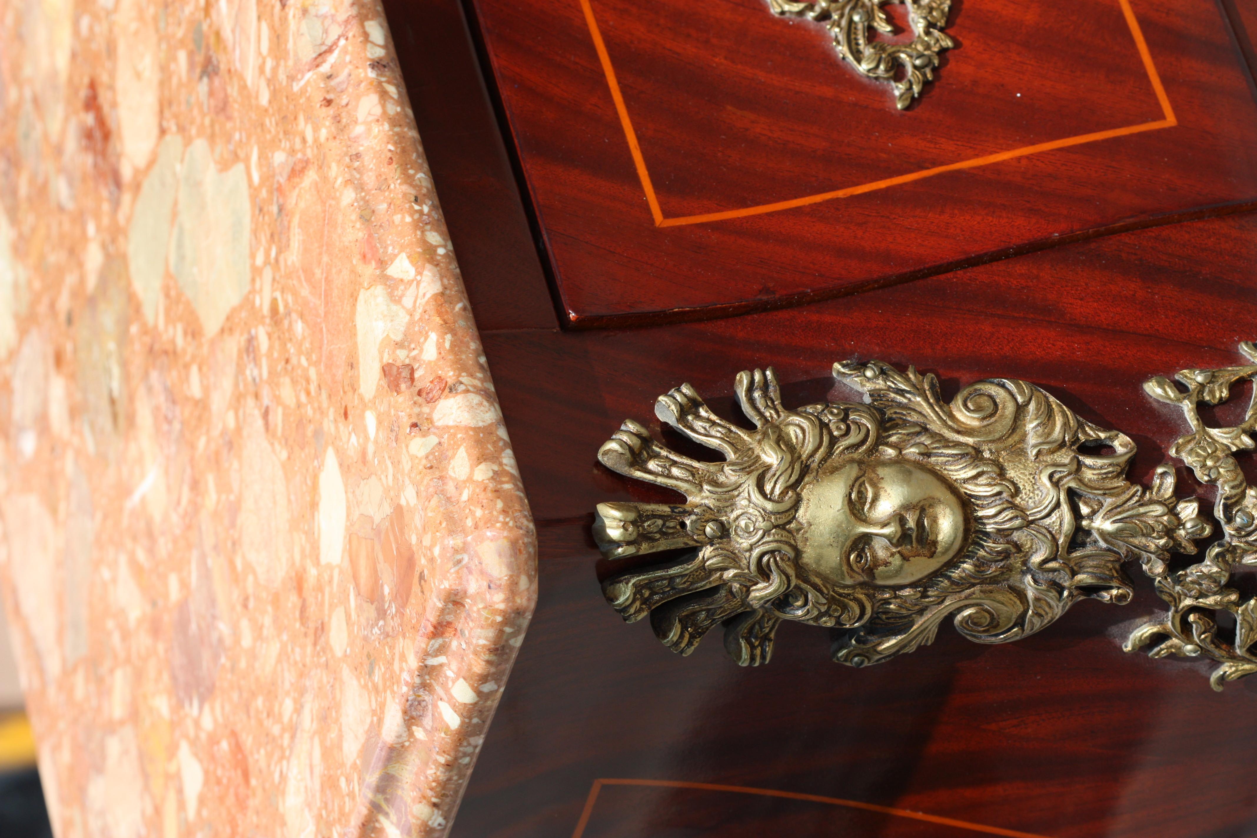 Louis XV Stil Bronze montiert Mahagoni Marmorplatte Kommode im Zustand „Gut“ im Angebot in West Palm Beach, FL