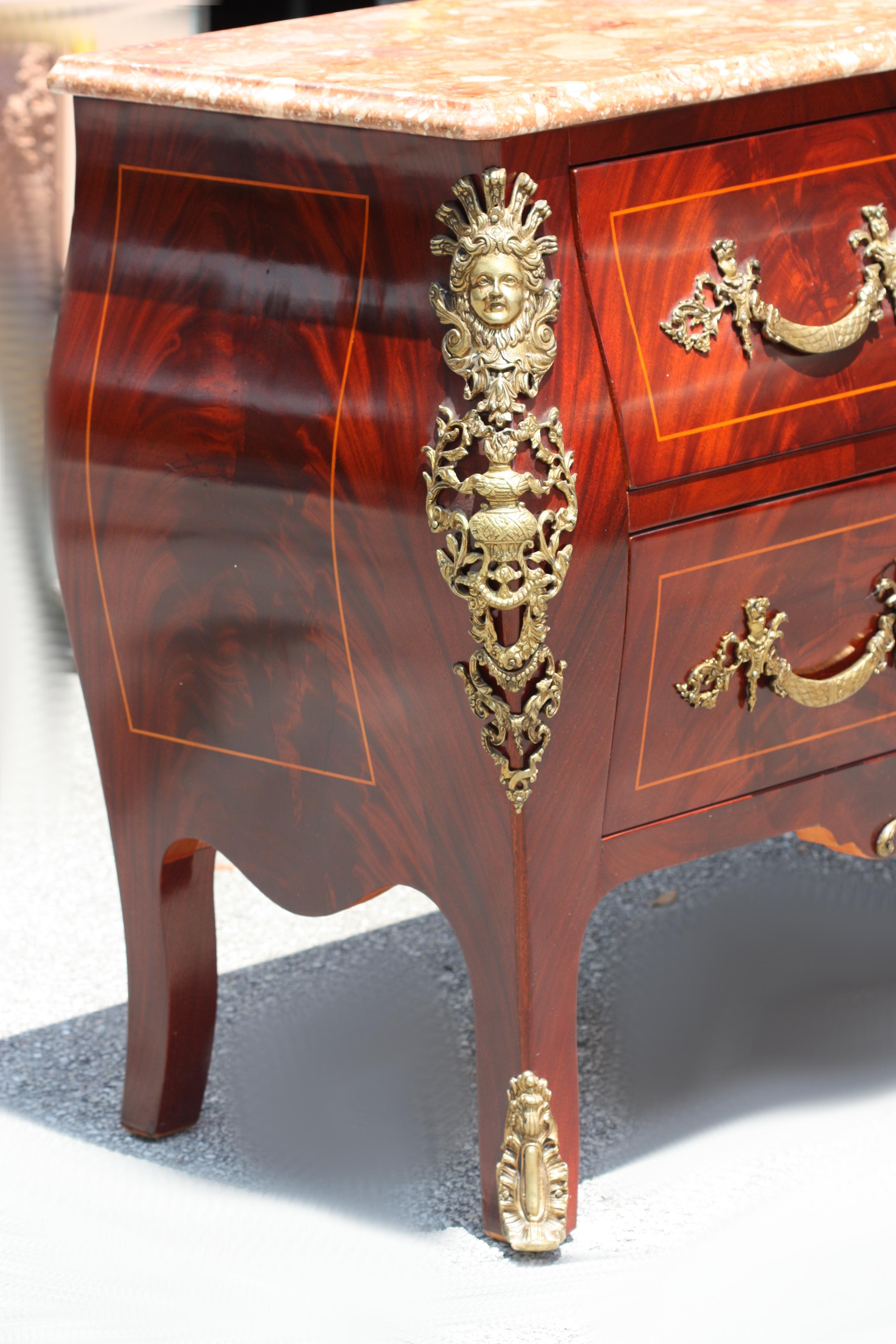 Louis XV Stil Bronze montiert Mahagoni Marmorplatte Kommode (20. Jahrhundert) im Angebot