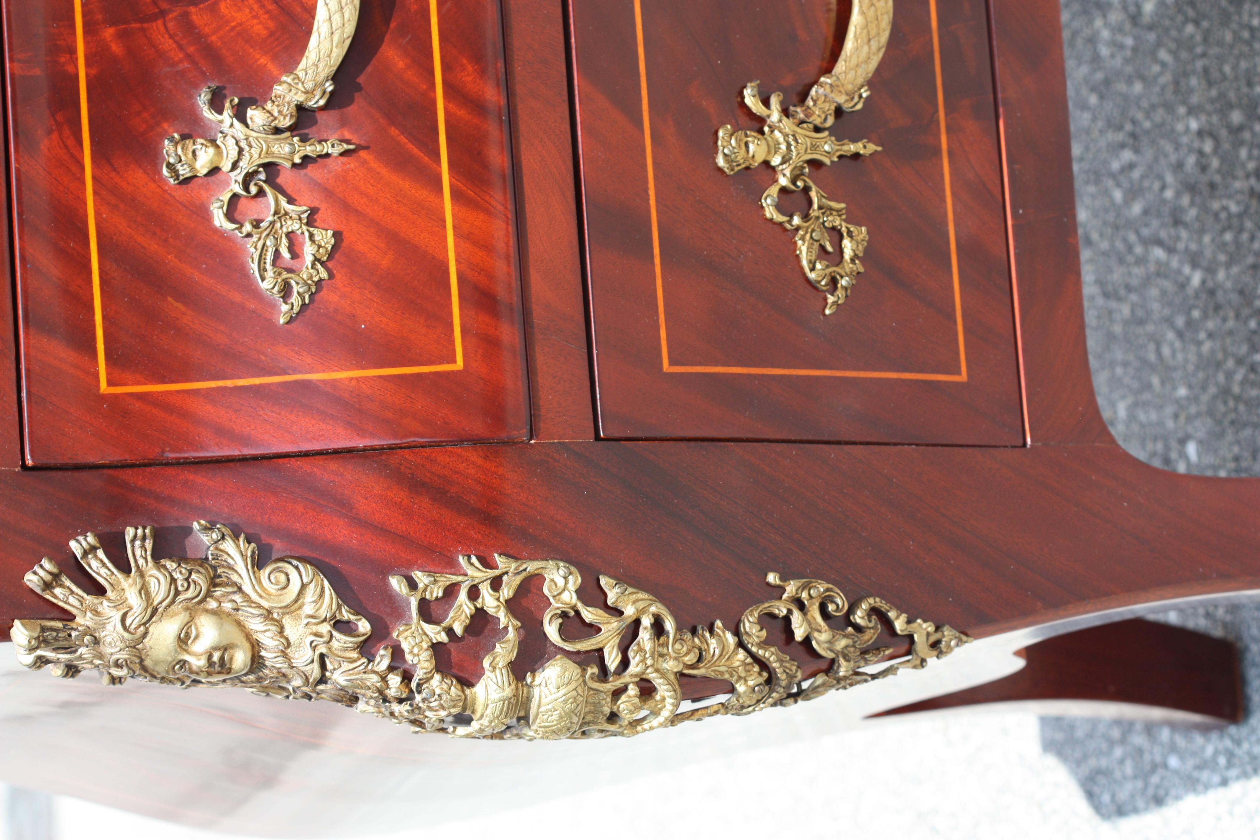 Louis XV Stil Bronze montiert Mahagoni Marmorplatte Kommode (Holz) im Angebot
