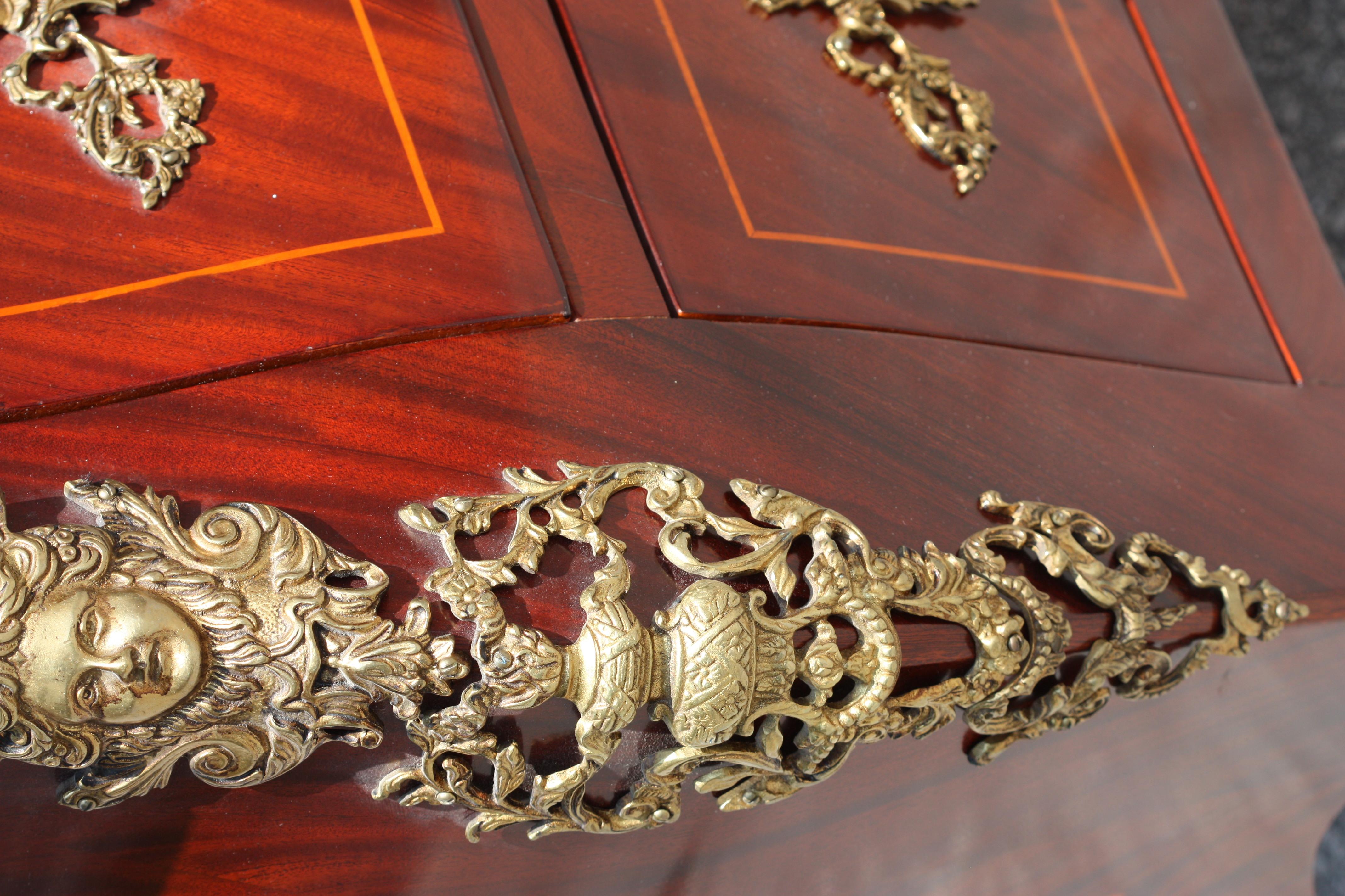 Louis XV Stil Bronze montiert Mahagoni Marmorplatte Kommode im Angebot 3