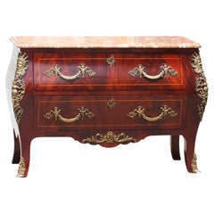 Commode de style Louis XV en acajou monté sur bronze avec dessus en marbre