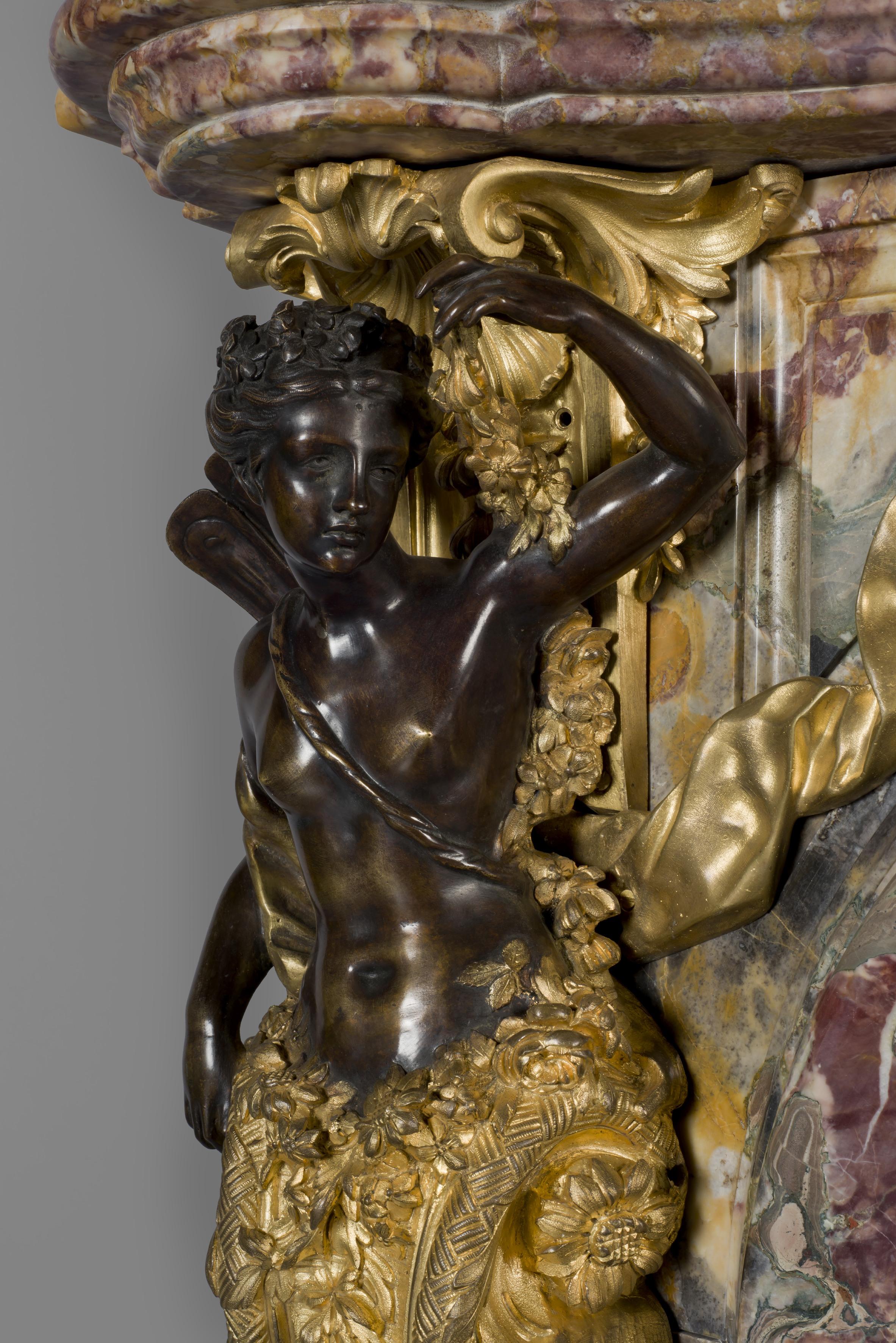 Bronzegefasster Marmorkamin im Stil Louis XV. nach Caffieri, um 1860 (Französisch) im Angebot