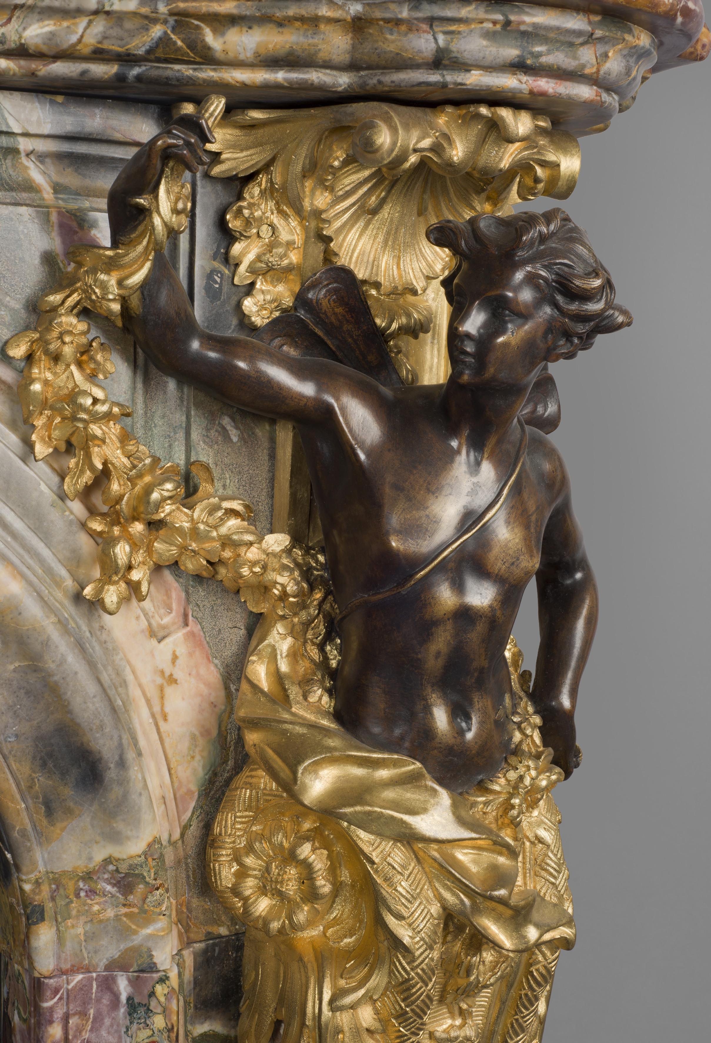 Français Cheminée en marbre montée sur bronze de style Louis XV d'après Caffieri, vers 1860 en vente
