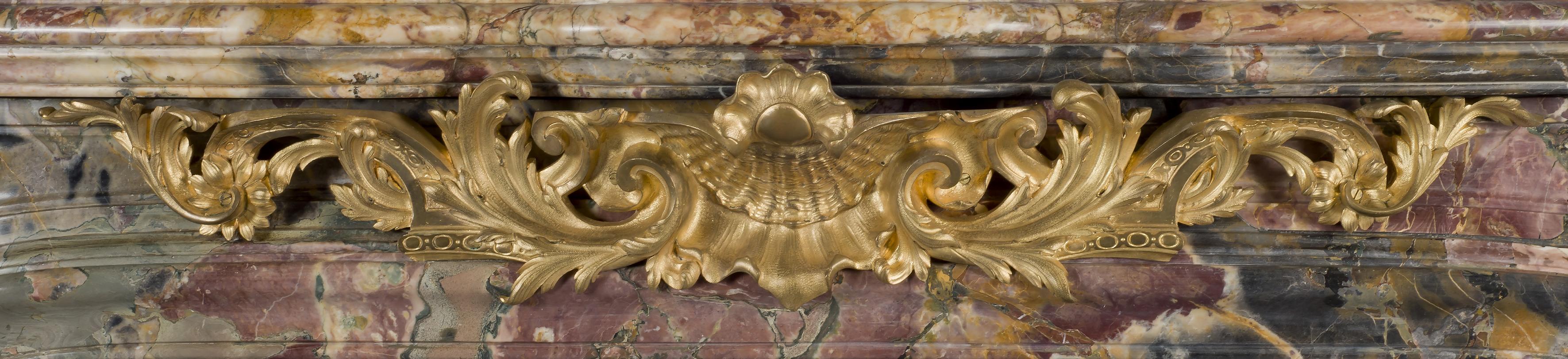 Bronzegefasster Marmorkamin im Stil Louis XV. nach Caffieri, um 1860 (19. Jahrhundert) im Angebot
