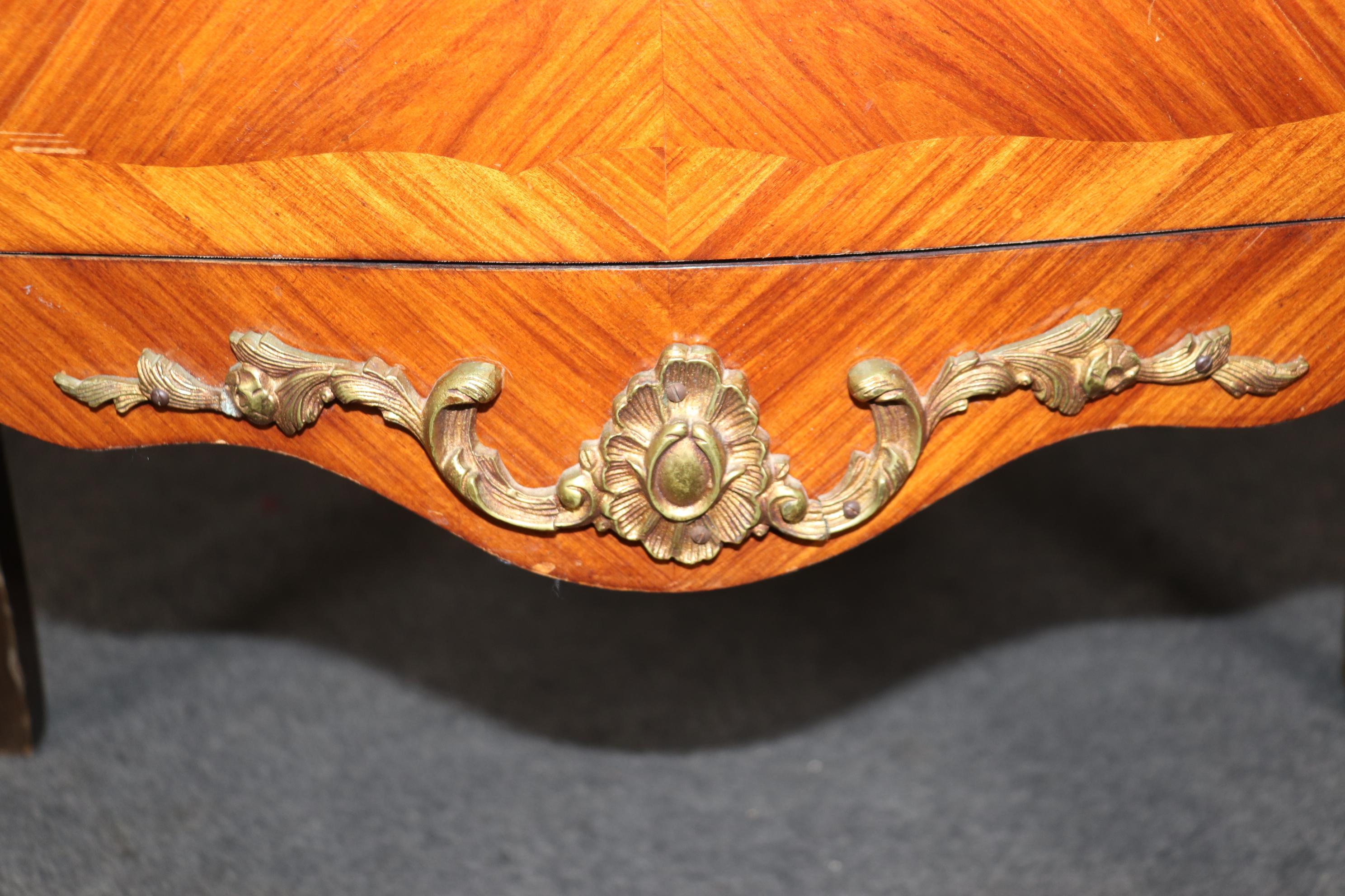 Commode a due cassetti con piano in marmo in stile Luigi XV in vendita 6