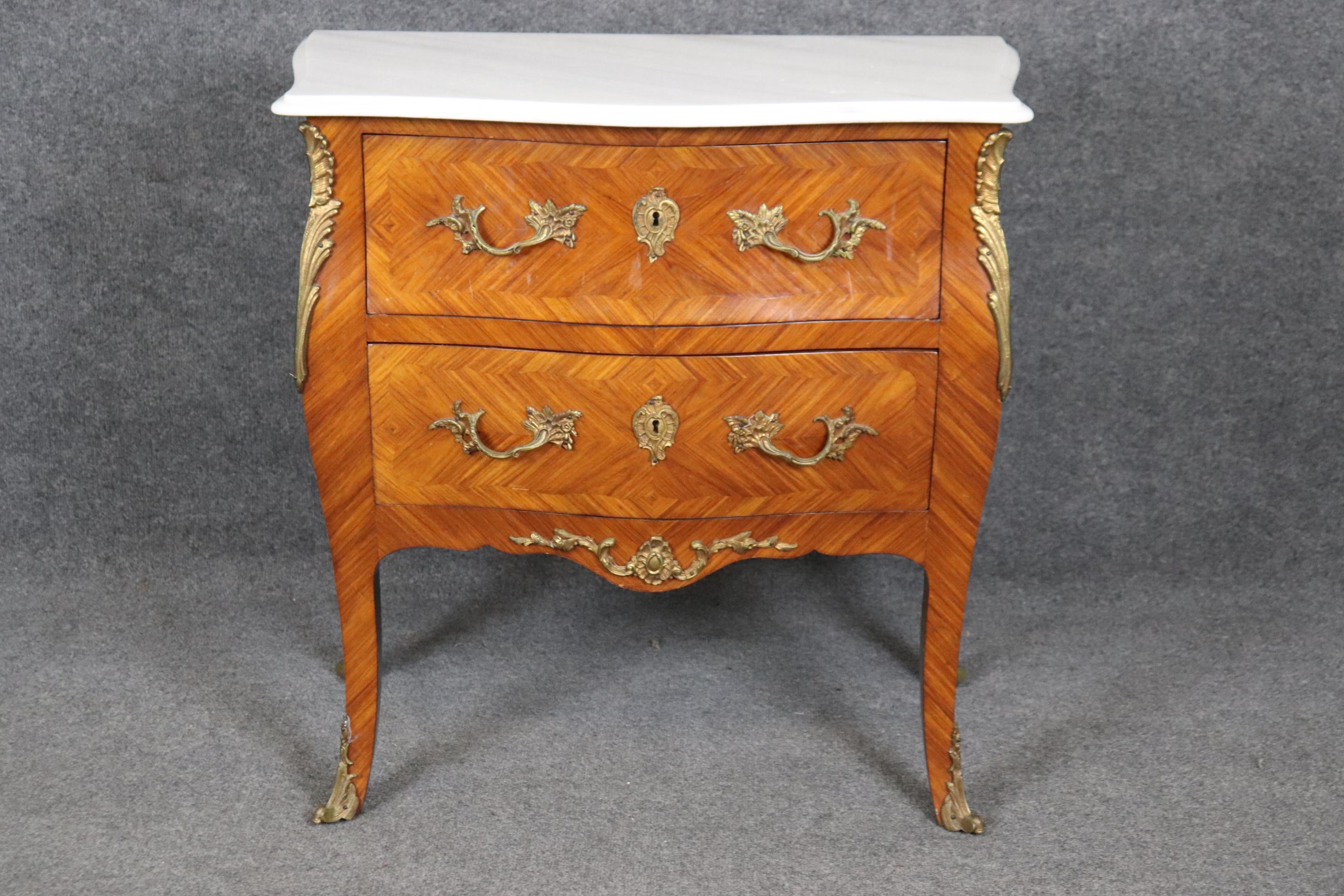 Dimensioni - H. H. 33 pollici L: 32 1/2 in P: 17 in

Questa squisita commode in stile Luigi XV della metà del XX secolo presenta un piano in marmo/granito di ottima fattura e due spaziosi cassetti, che fondono la classica eleganza francese con una