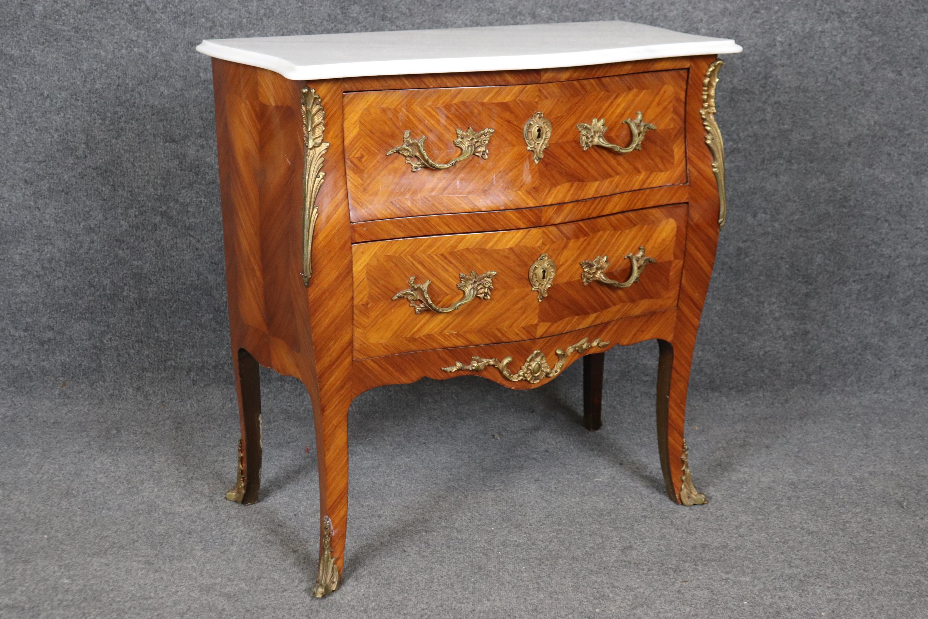 Spagnolo Commode a due cassetti con piano in marmo in stile Luigi XV in vendita