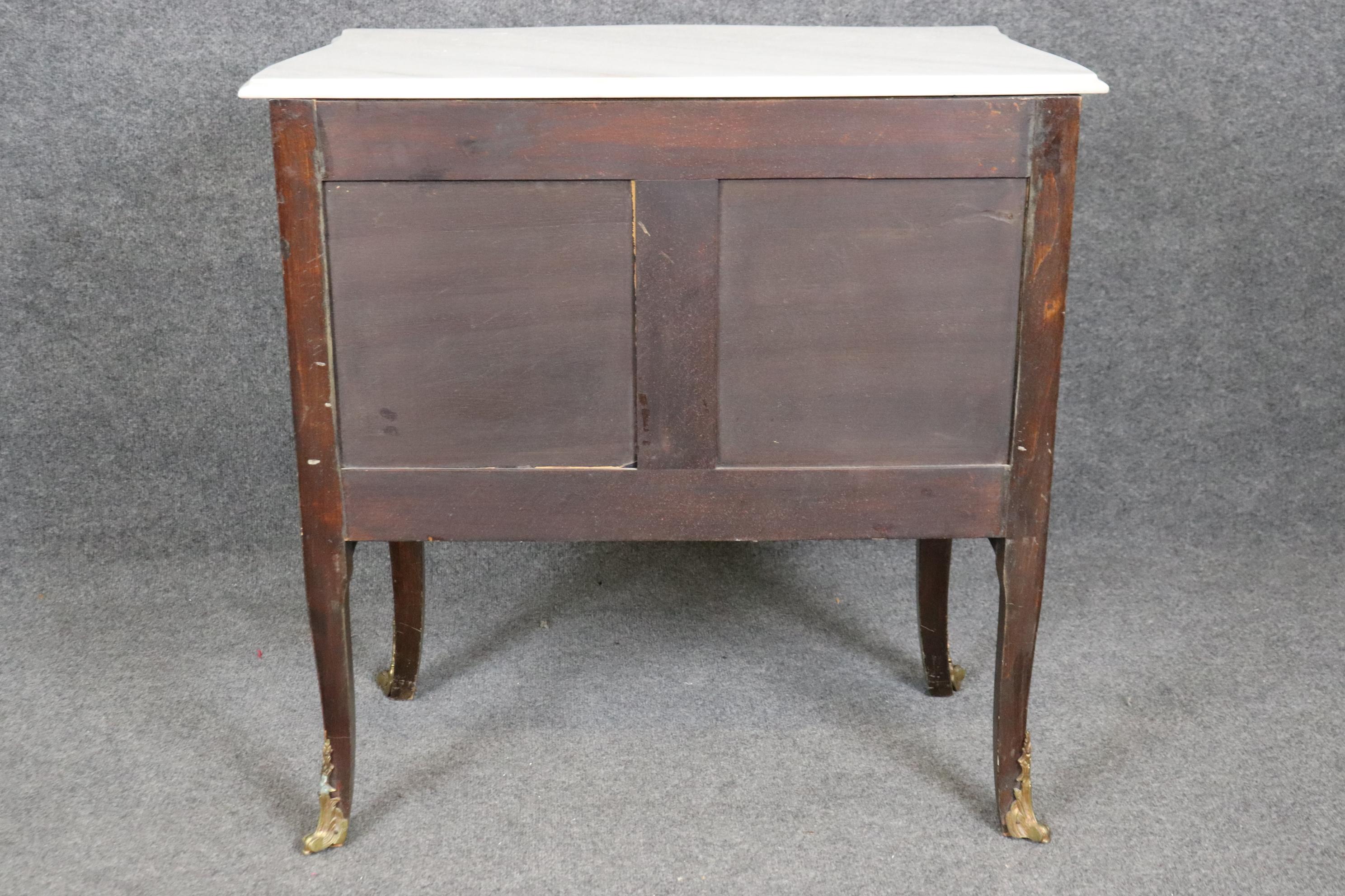 Commode a due cassetti con piano in marmo in stile Luigi XV In condizioni buone in vendita a Swedesboro, NJ