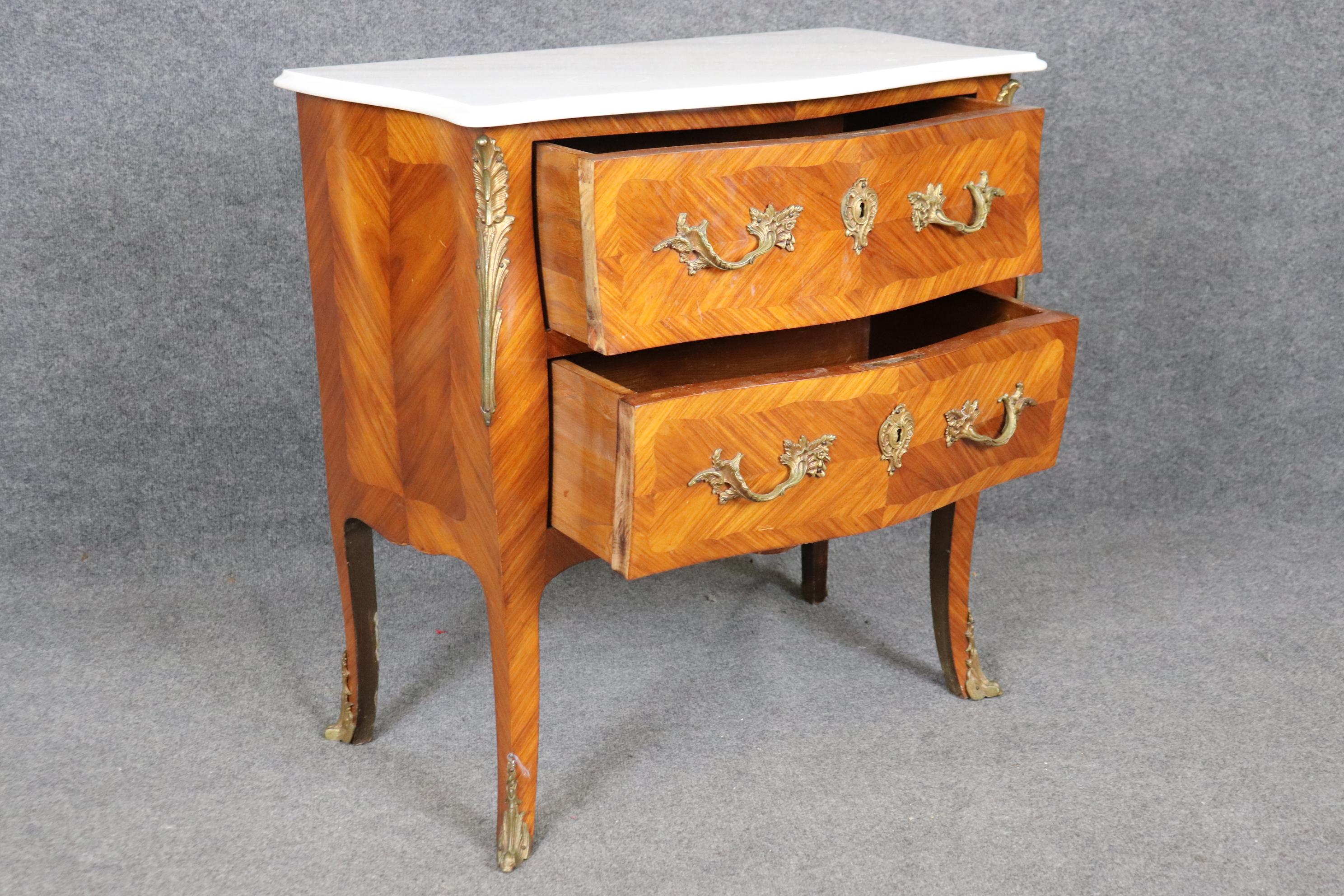 Bronzo Commode a due cassetti con piano in marmo in stile Luigi XV in vendita