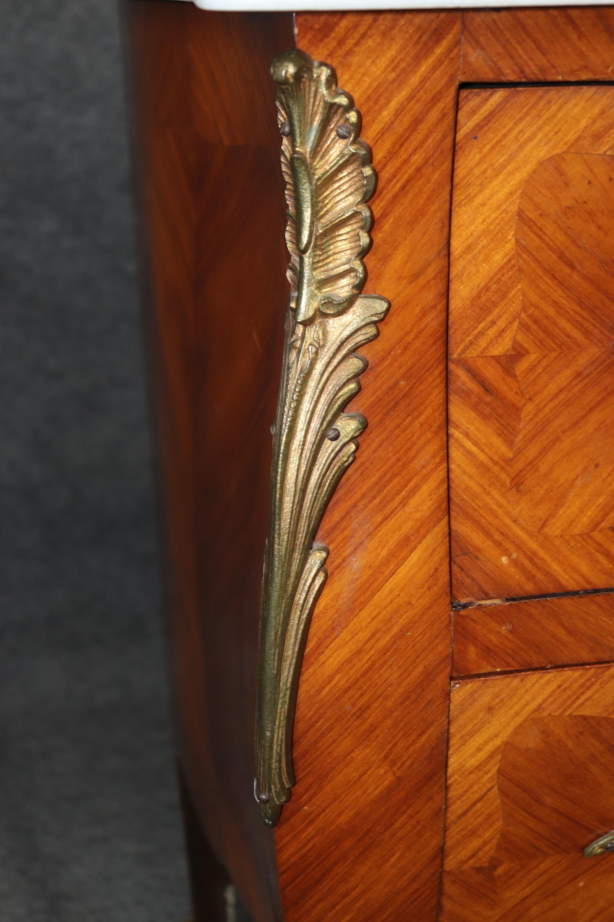 Commode a due cassetti con piano in marmo in stile Luigi XV in vendita 2