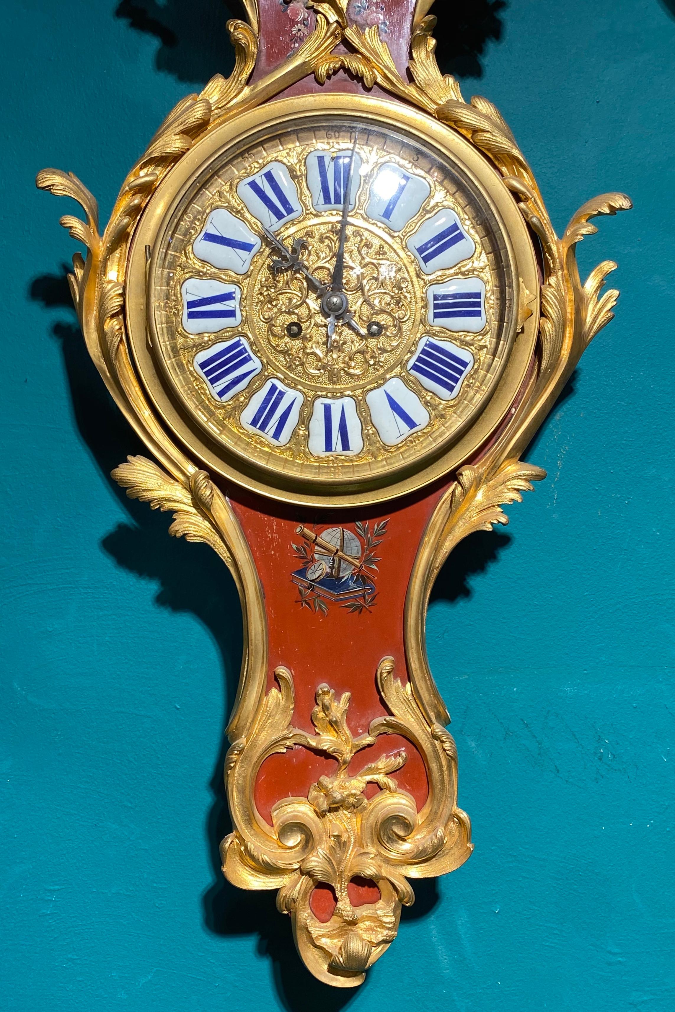 Verni Martin, bemalte Uhr und Wandleuchter-Garnitur im Louis XV-Stil mit Bronzebeschlägen im Angebot 3