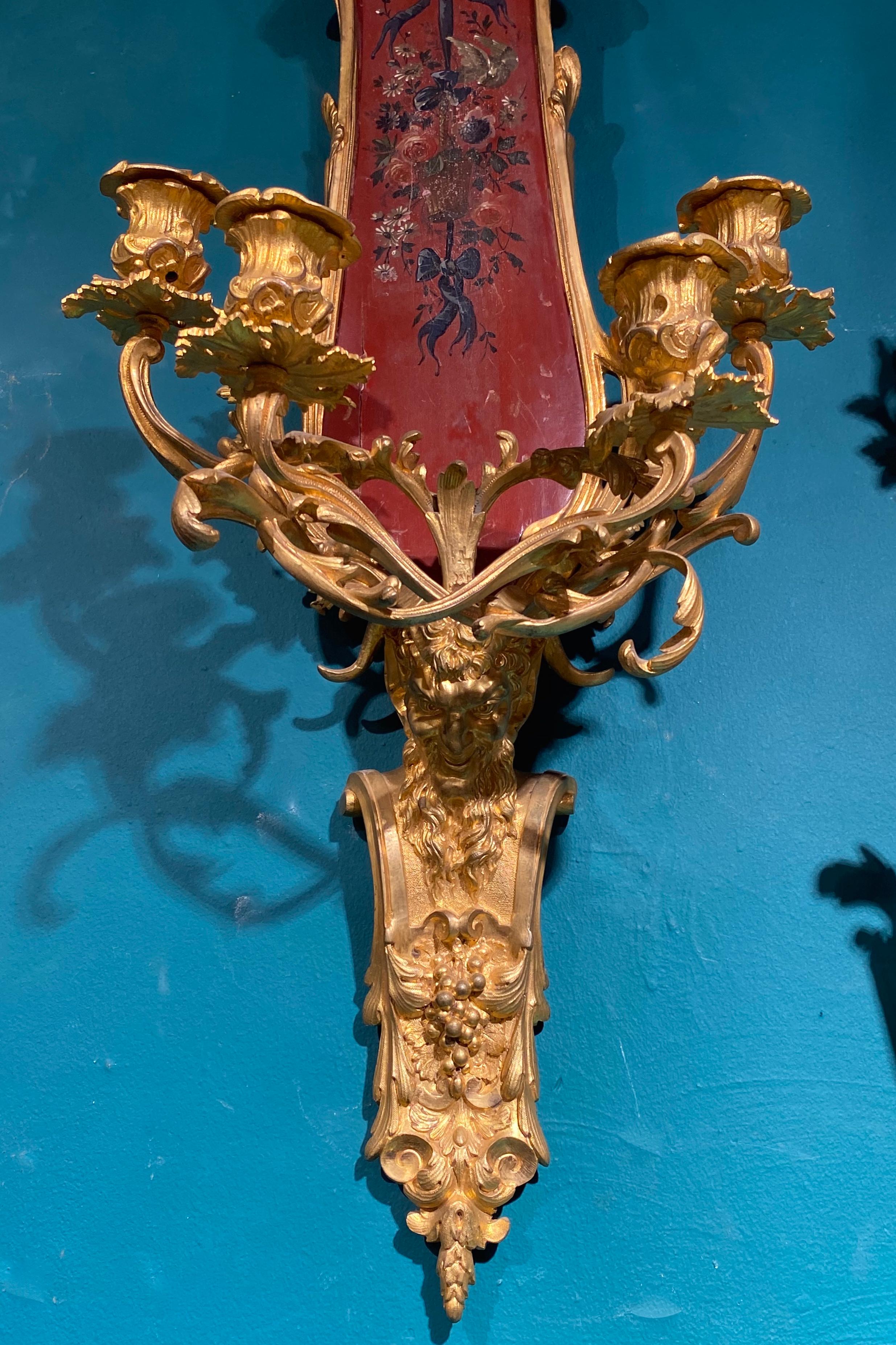 Verni Martin, bemalte Uhr und Wandleuchter-Garnitur im Louis XV-Stil mit Bronzebeschlägen (Spätes 19. Jahrhundert) im Angebot