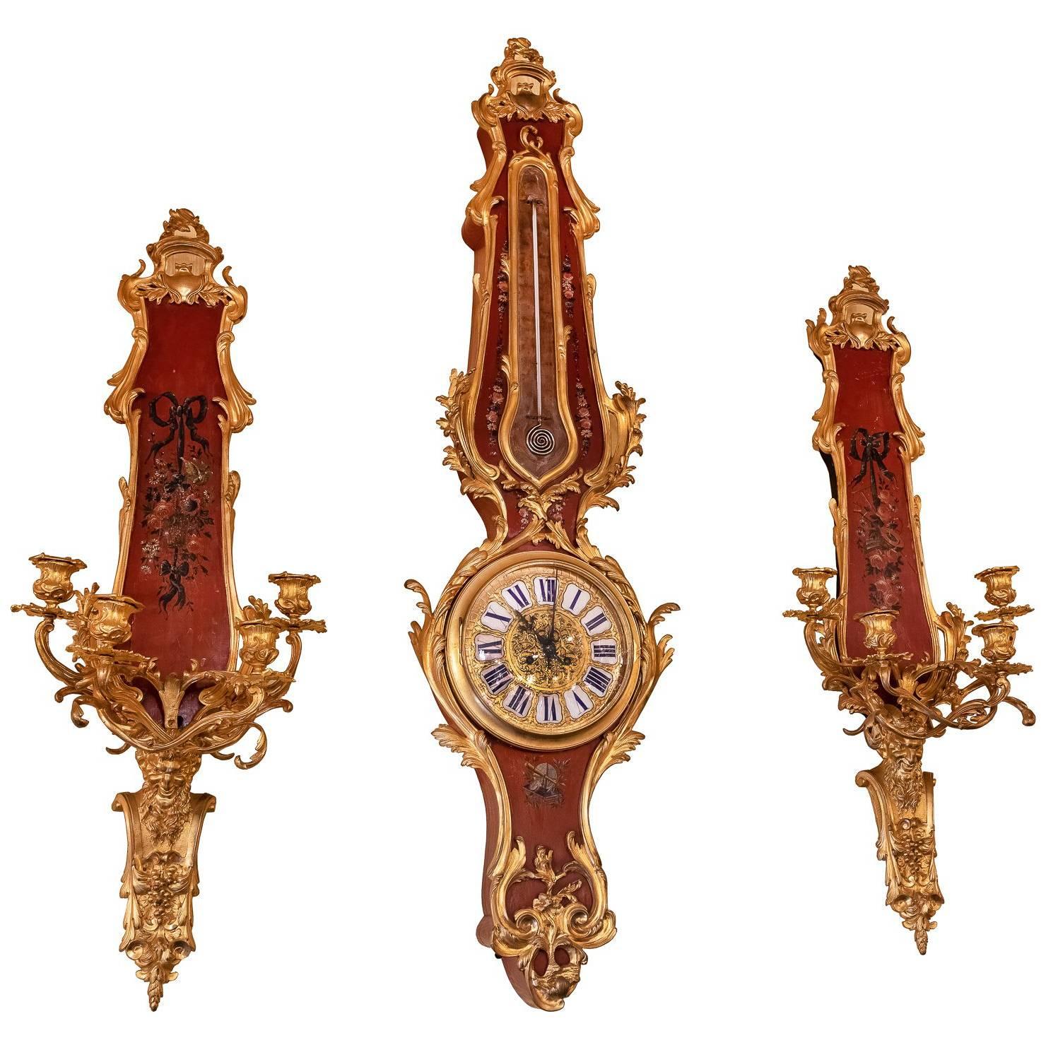 Verni Martin, bemalte Uhr und Wandleuchter-Garnitur im Louis XV-Stil mit Bronzebeschlägen im Angebot