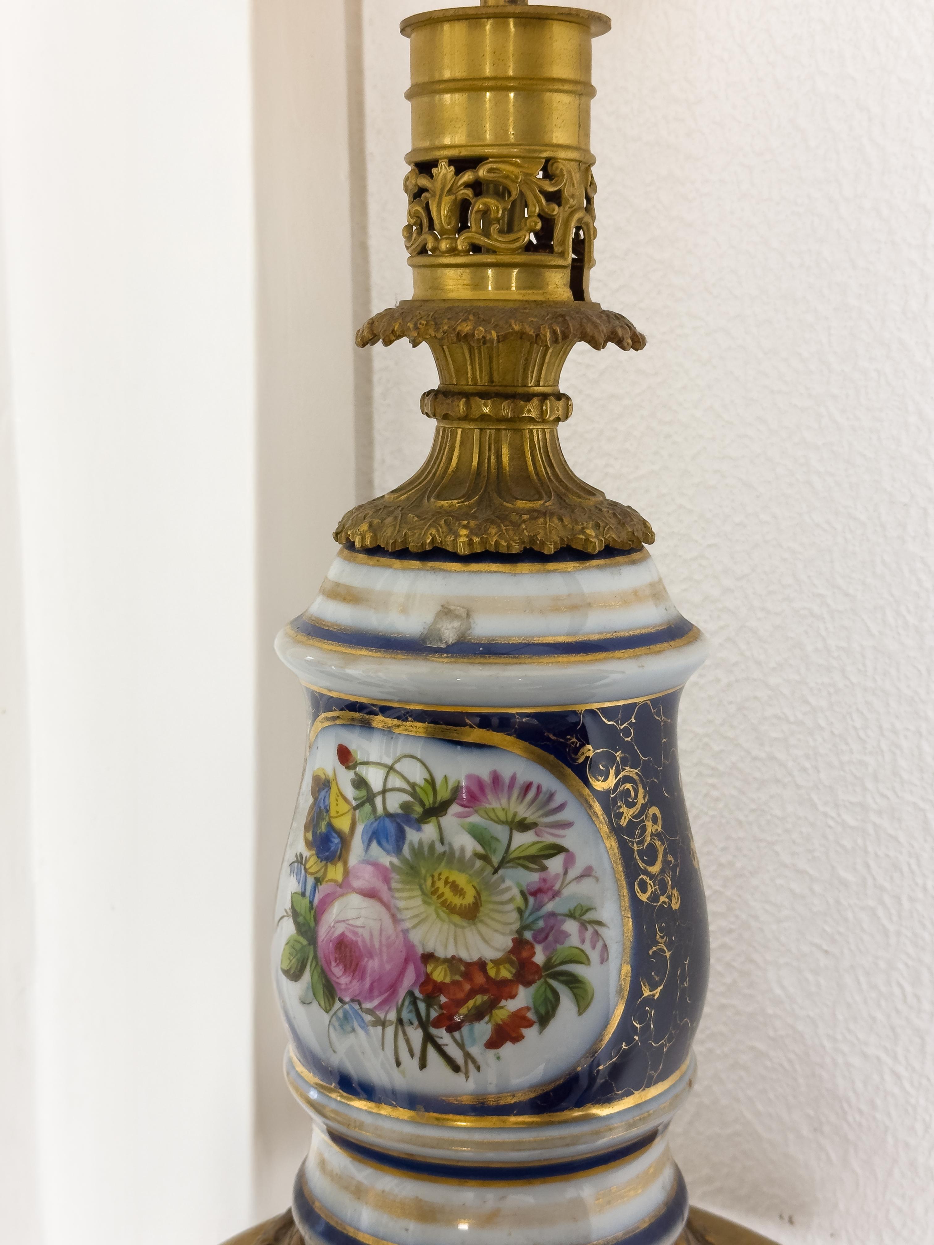 Lámpara de mesa de porcelana de bronce estilo Luis XV, S. XIX en venta 3