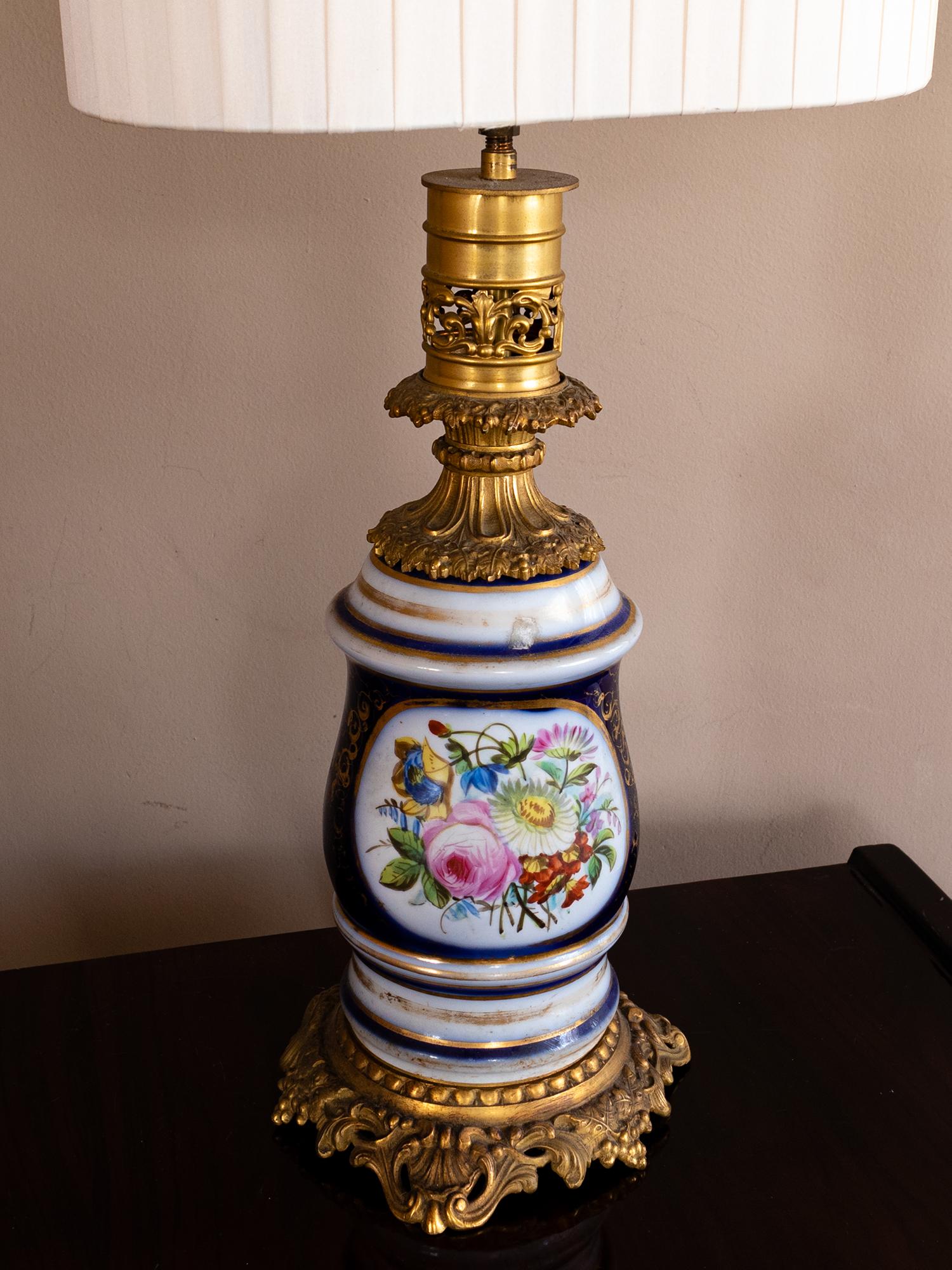 Lámpara de mesa de porcelana de bronce estilo Luis XV, S. XIX en Bueno estado para la venta en Lisbon, PT