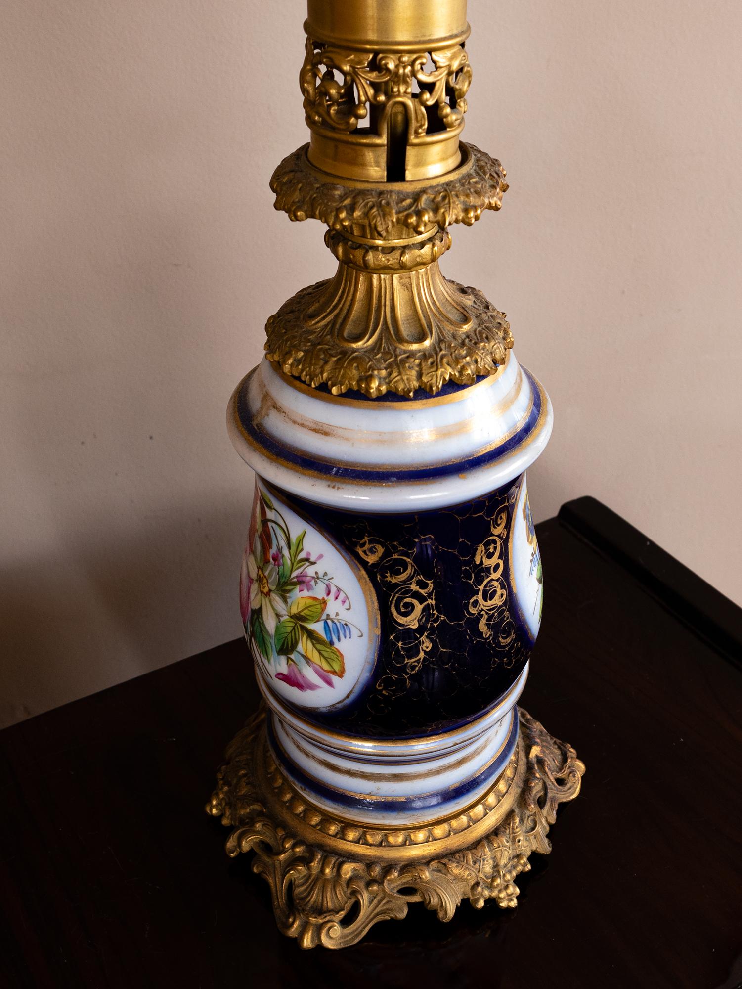 Lámpara de mesa de porcelana de bronce estilo Luis XV, S. XIX Latón en venta