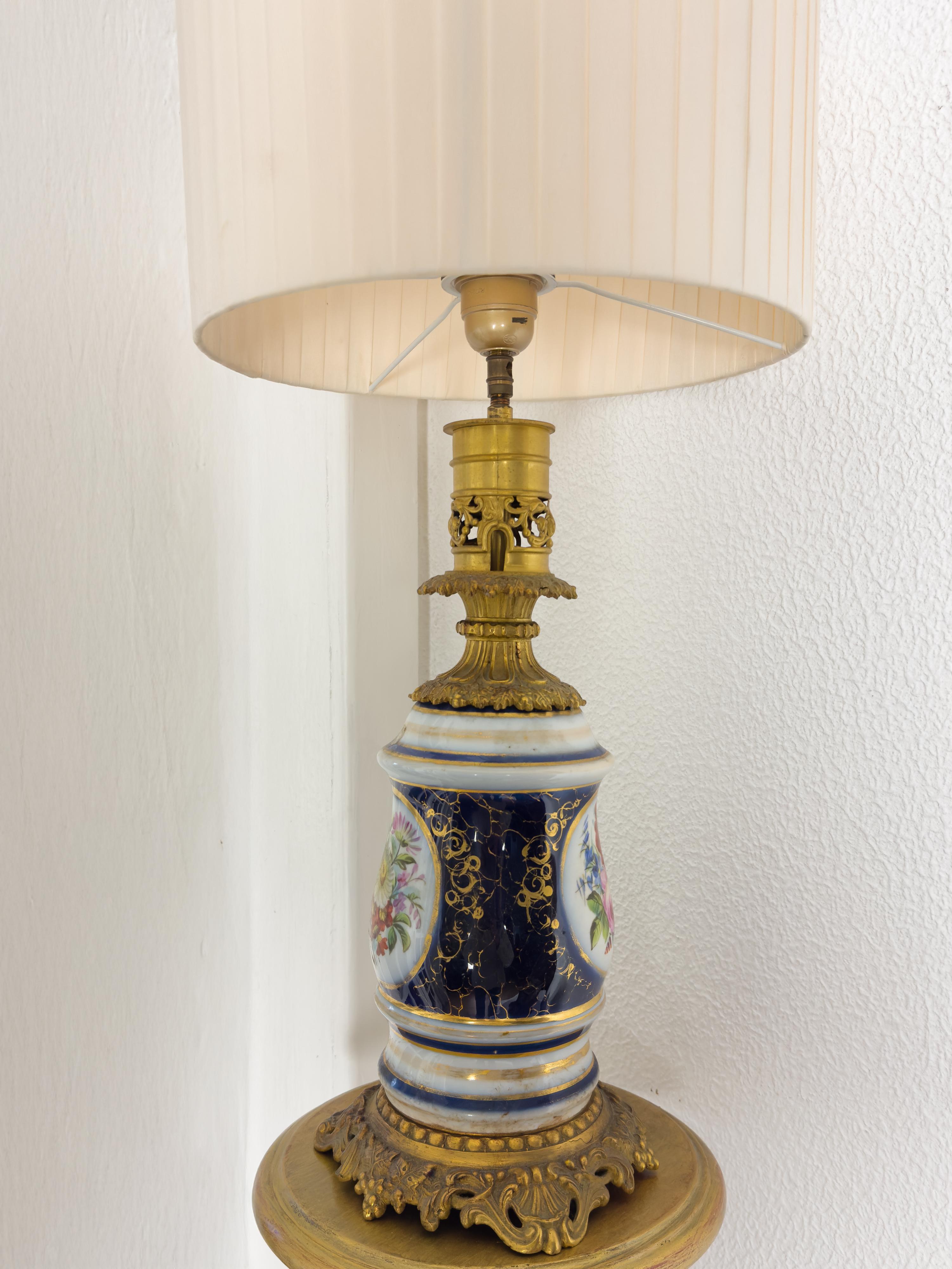 Lámpara de mesa de porcelana de bronce estilo Luis XV, S. XIX en venta 2