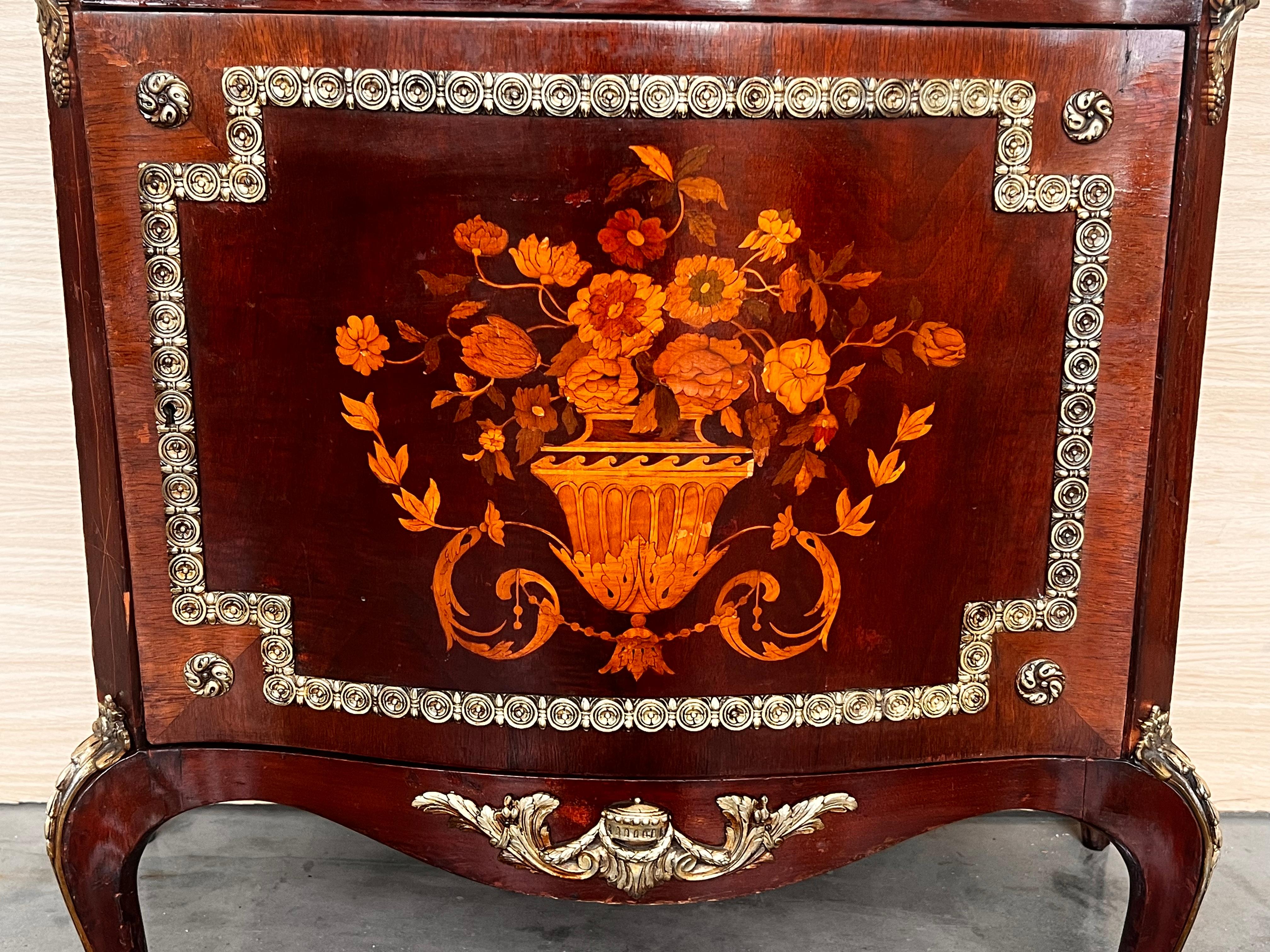 Buffet de style Louis XV avec marqueterie florale avec tiroir et porte en vente 5