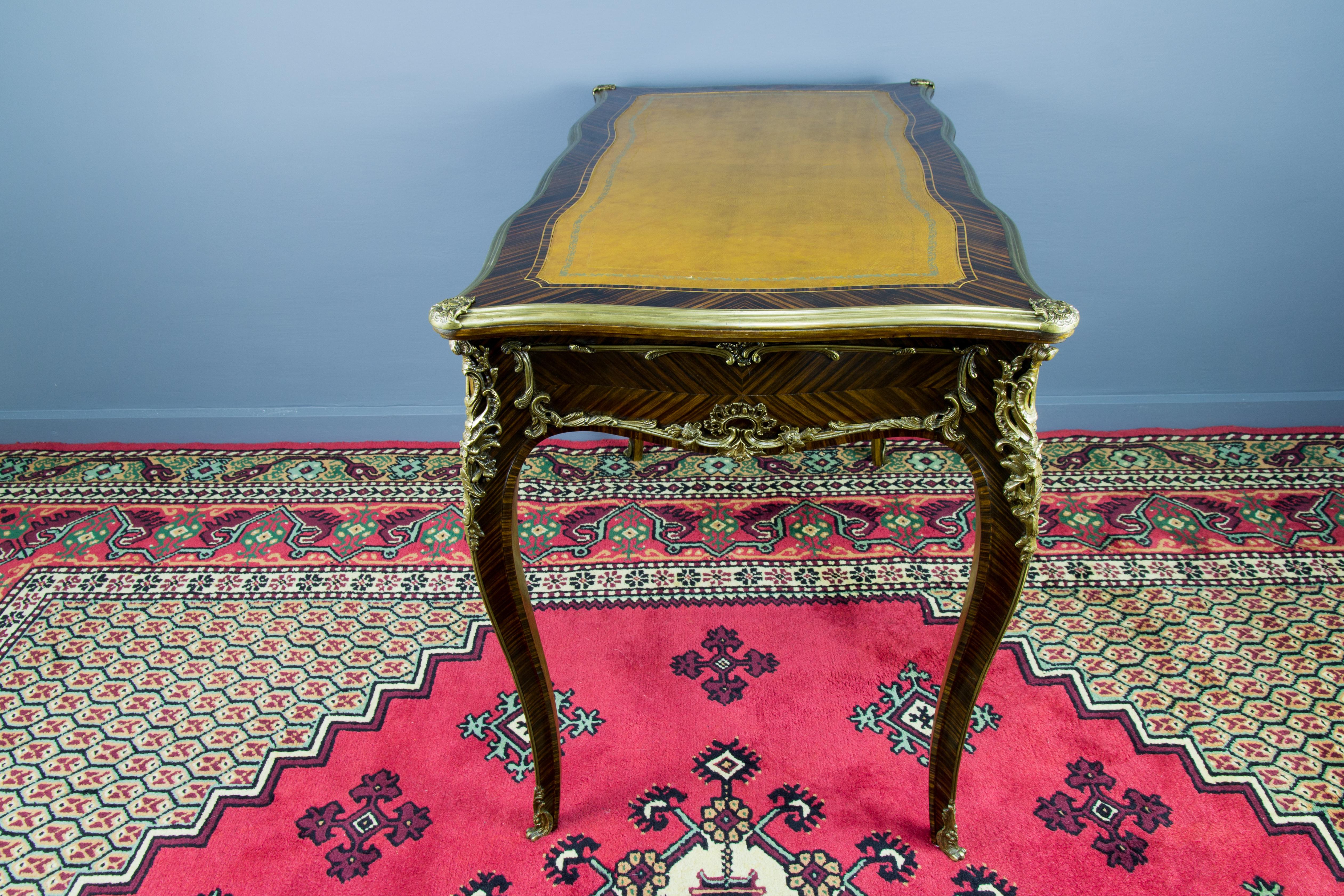 Bureau- oder Schreibtisch im Louis-XV-Stil mit Bronzebeschlägen (Furnier) im Angebot