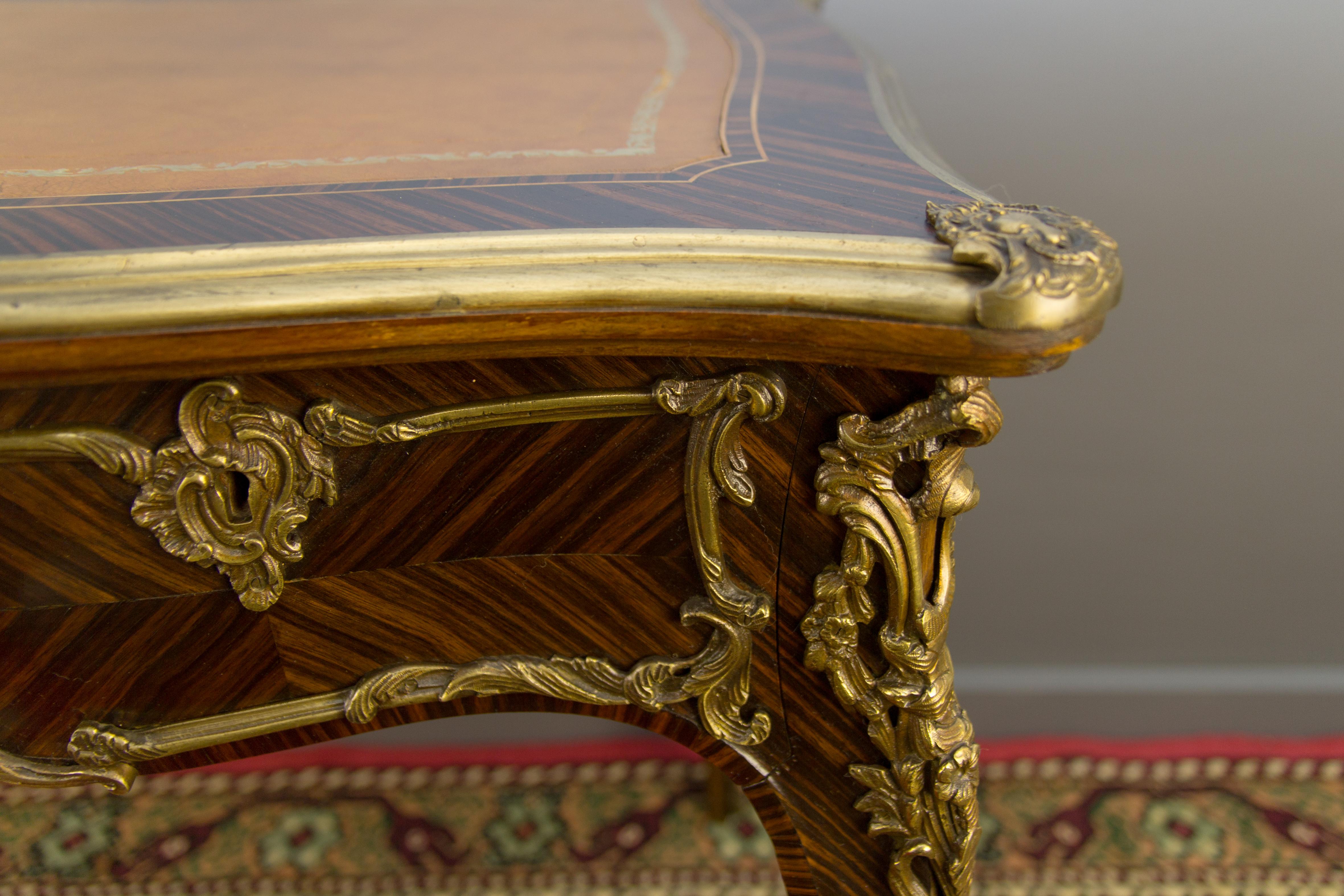 Bureau- oder Schreibtisch im Louis-XV-Stil mit Bronzebeschlägen im Angebot 6