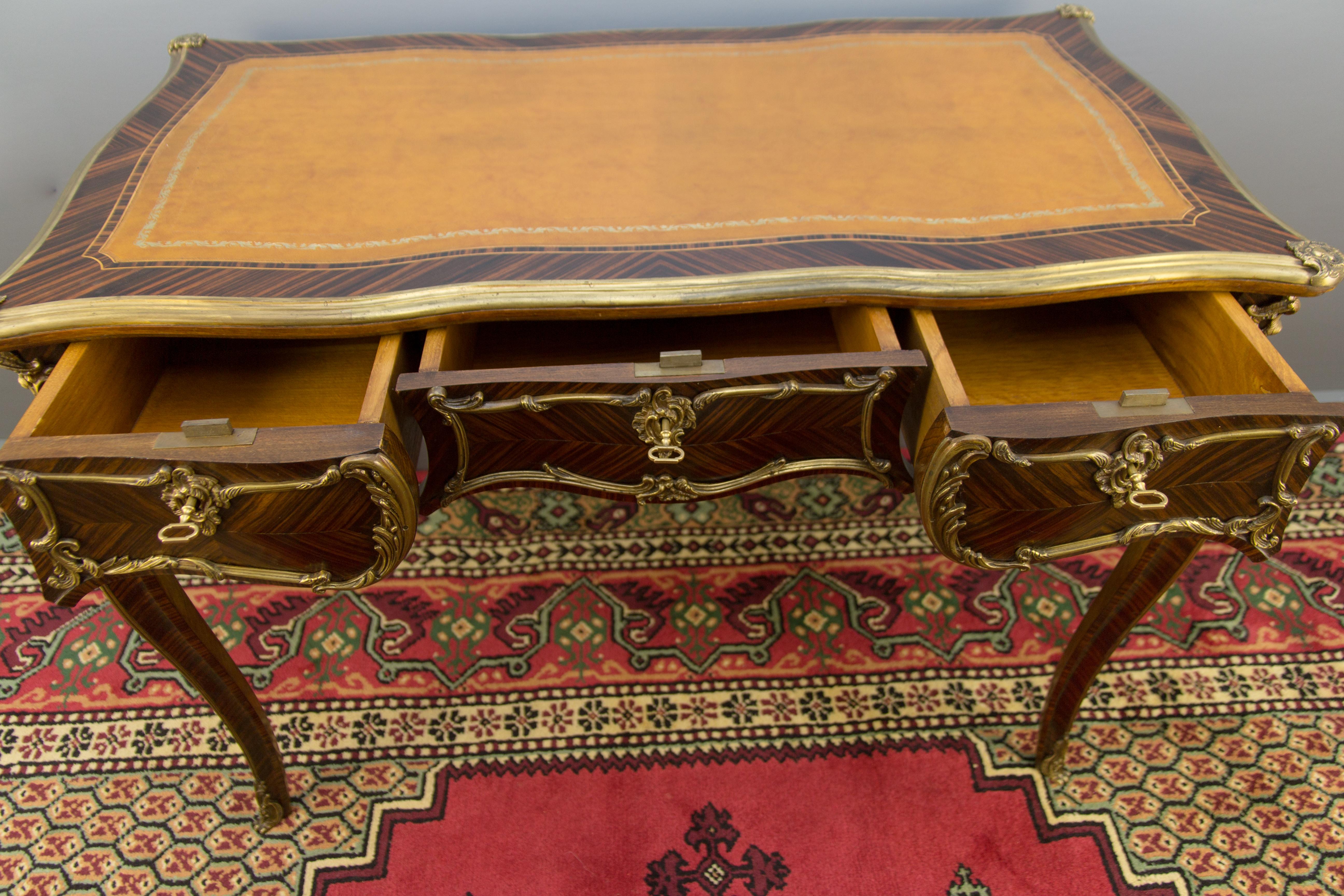 Bureau- oder Schreibtisch im Louis-XV-Stil mit Bronzebeschlägen im Angebot 4