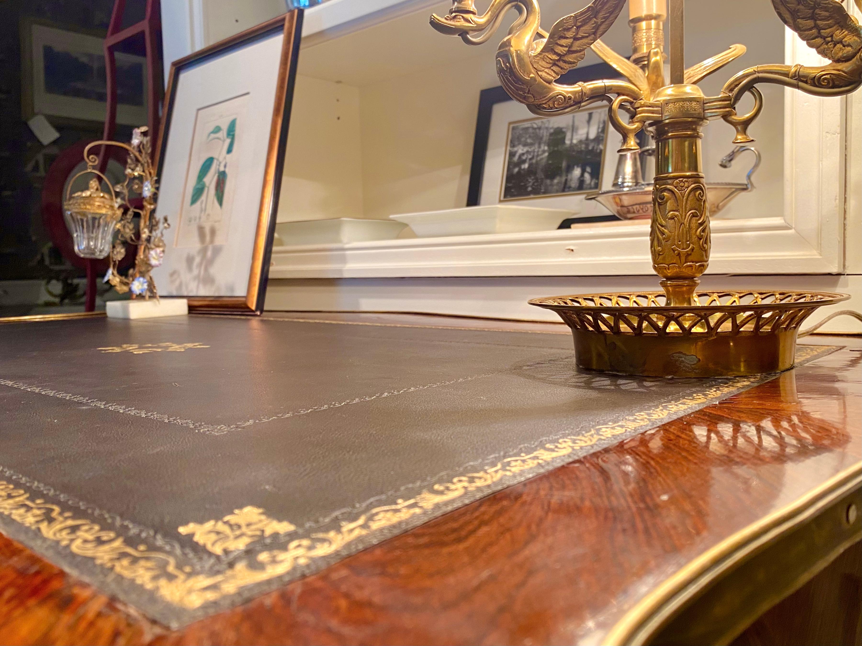 Bureau Plat de style Louis XV, bois de rose et bronze doré en vente 5