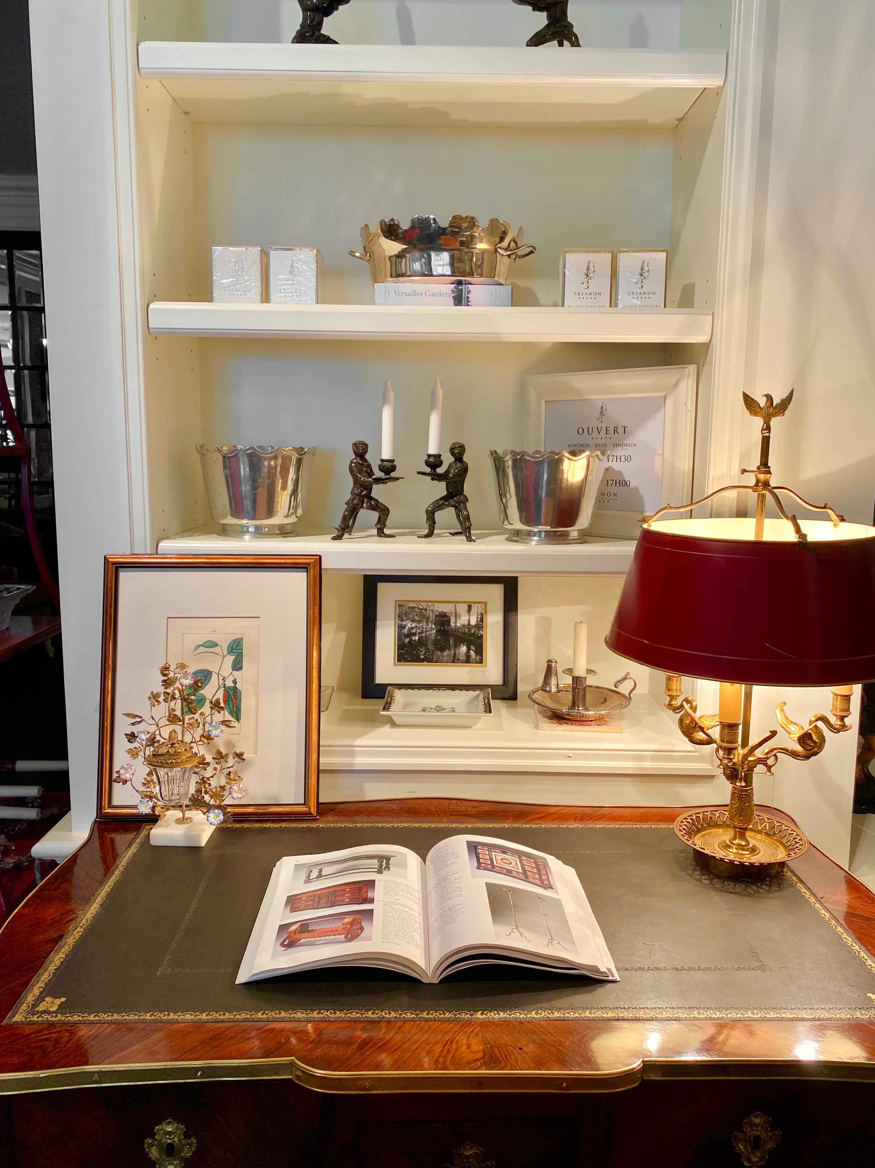 Bureau Plat de style Louis XV, bois de rose et bronze doré en vente 9