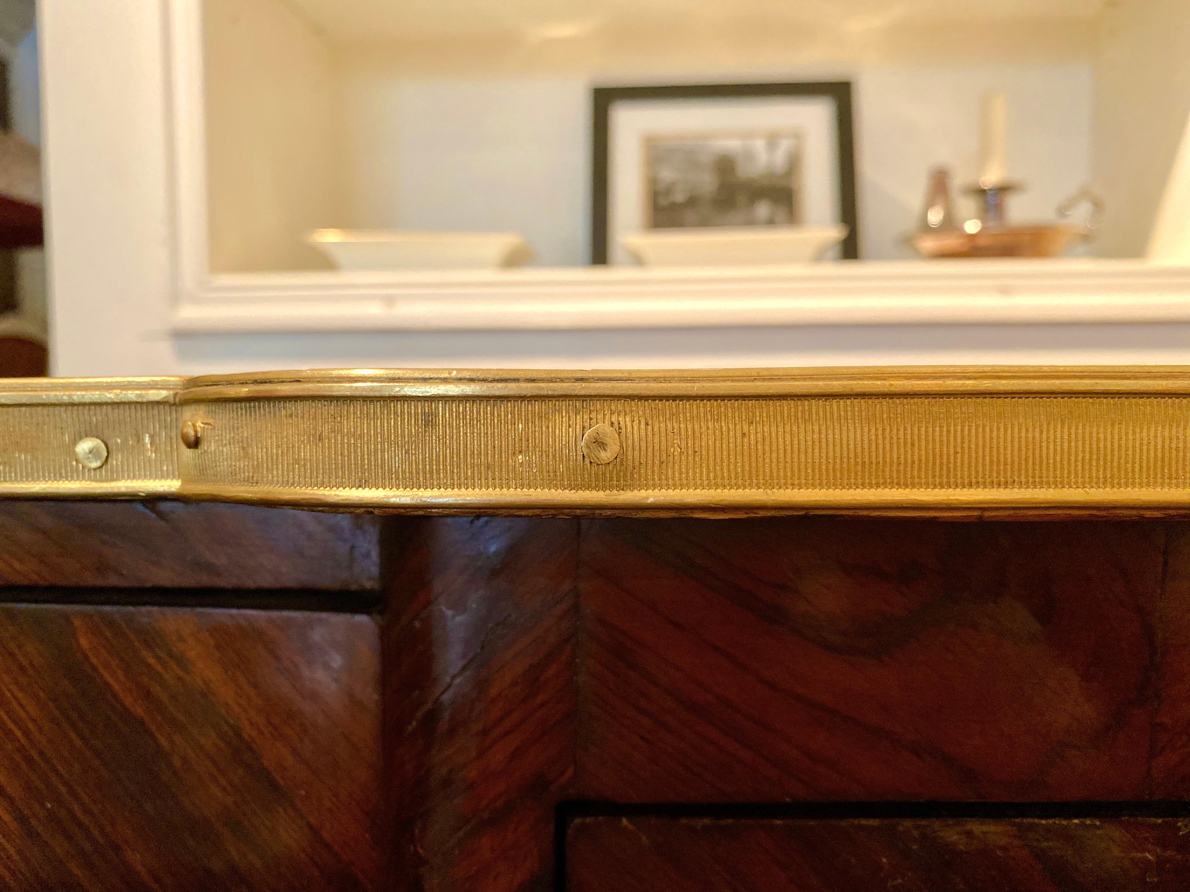 Schreibtisch im Louis-XV-Stil aus Palisanderholz und Ormulu im Angebot 10