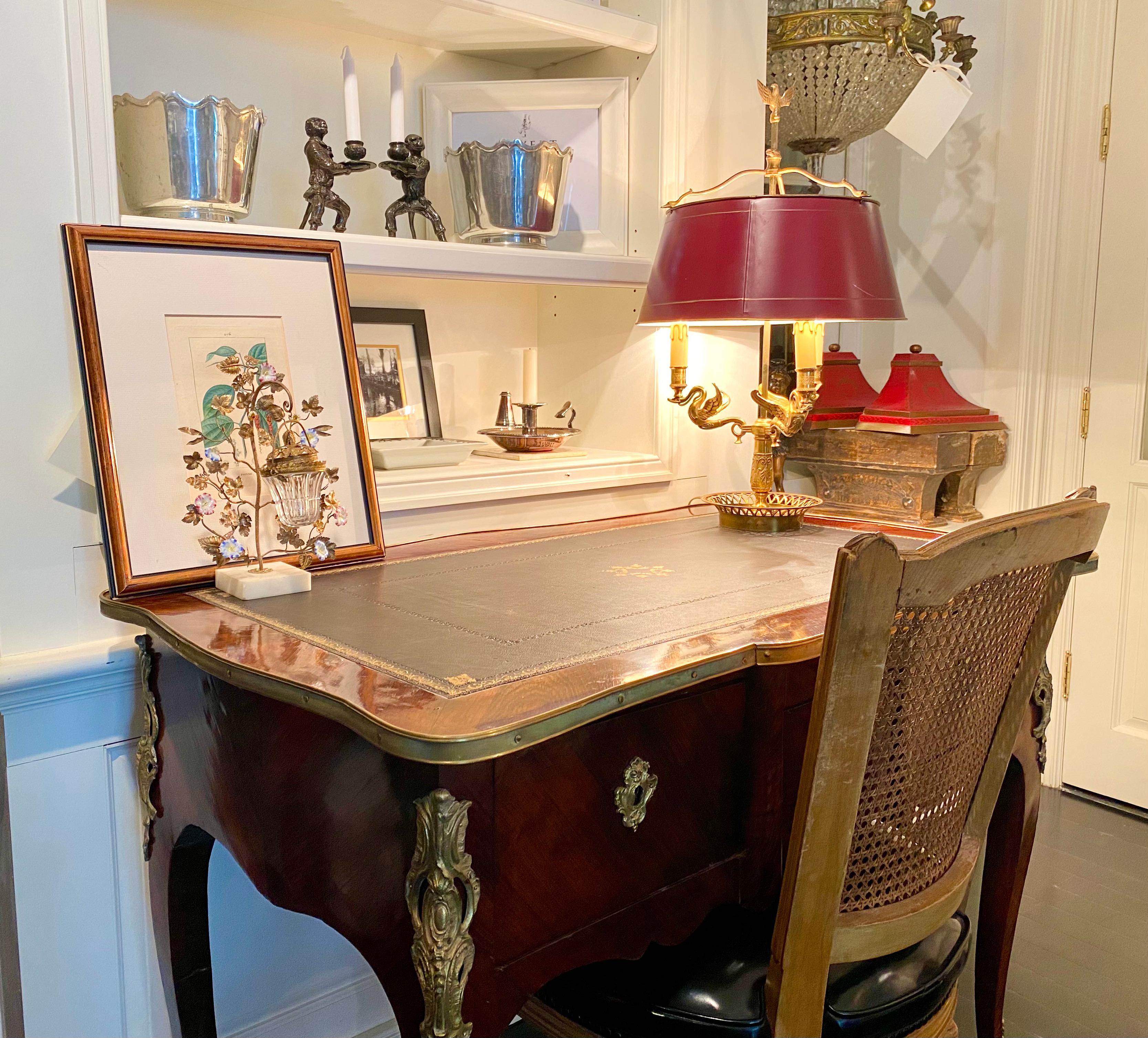 Bronze Bureau Plat de style Louis XV, bois de rose et bronze doré en vente