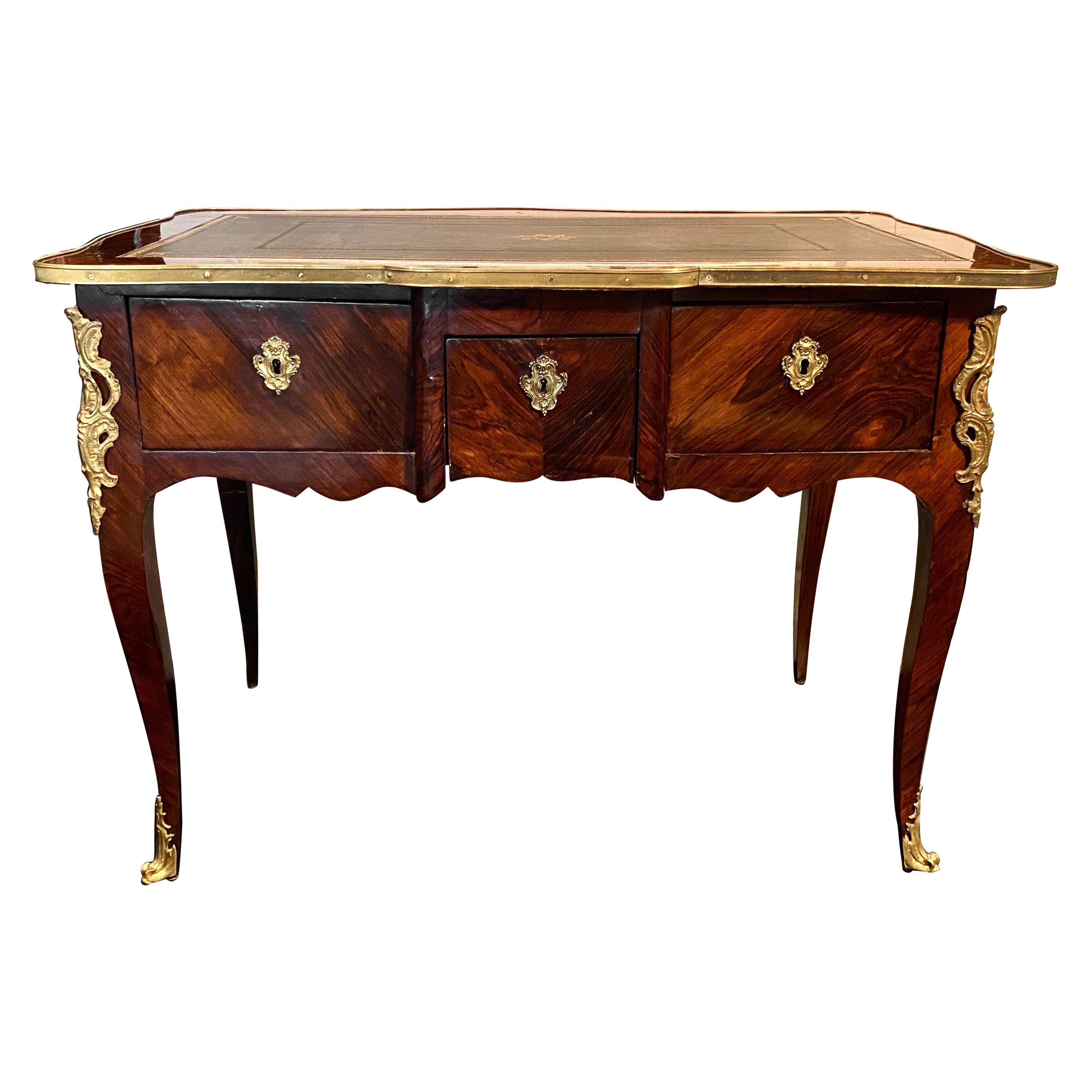 Bureau Plat de style Louis XV, bois de rose et bronze doré en vente