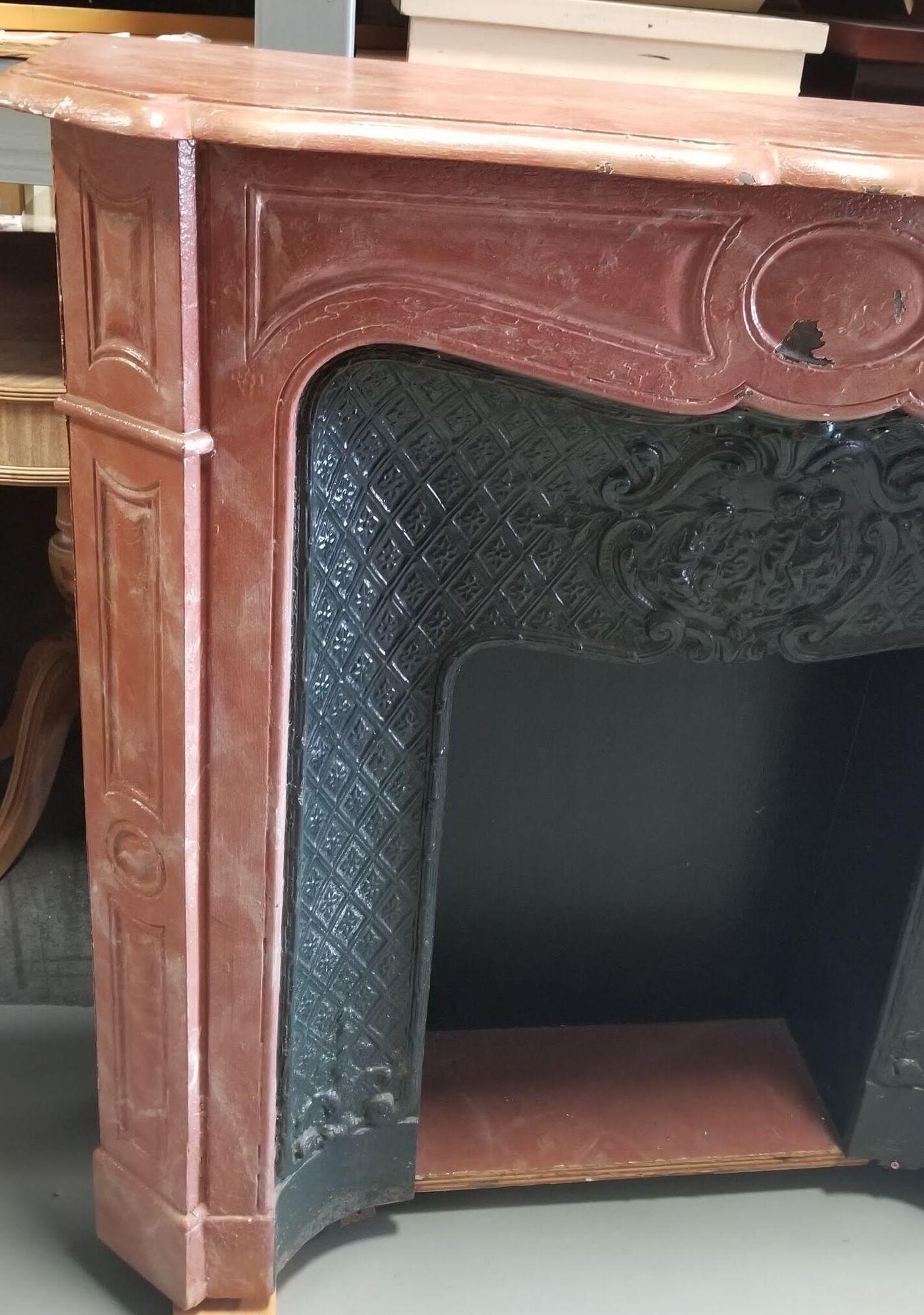 Louis XV Stil Burgunder Faux Kamin Mantel im Zustand „Hervorragend“ im Angebot in Van Nuys, CA