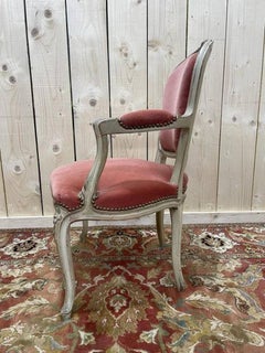 Fauteuil cabriolet de style Louis XV en velours rose