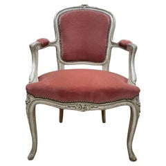 Fauteuil cabriolet de style Louis XV en velours rose