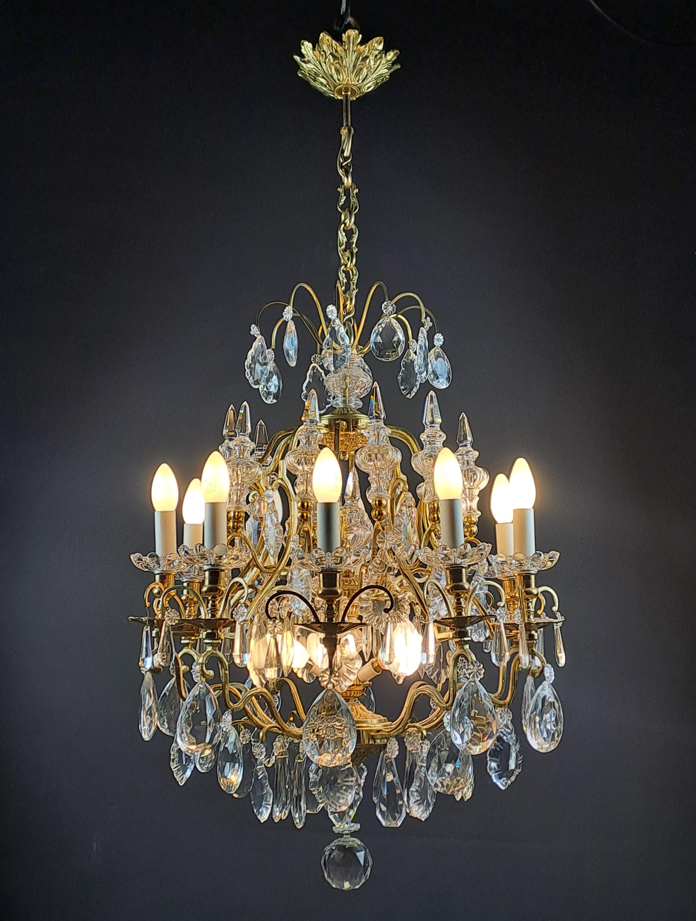 Magnificent cage-shaped chandelier in the Louis XV style with a gilded bronze frame and decorated with very rich Baccarat crystal ornamentation such as plaques, pendants, cups, daggers (11 beautiful and large daggers in total), ... 
 illuminated by