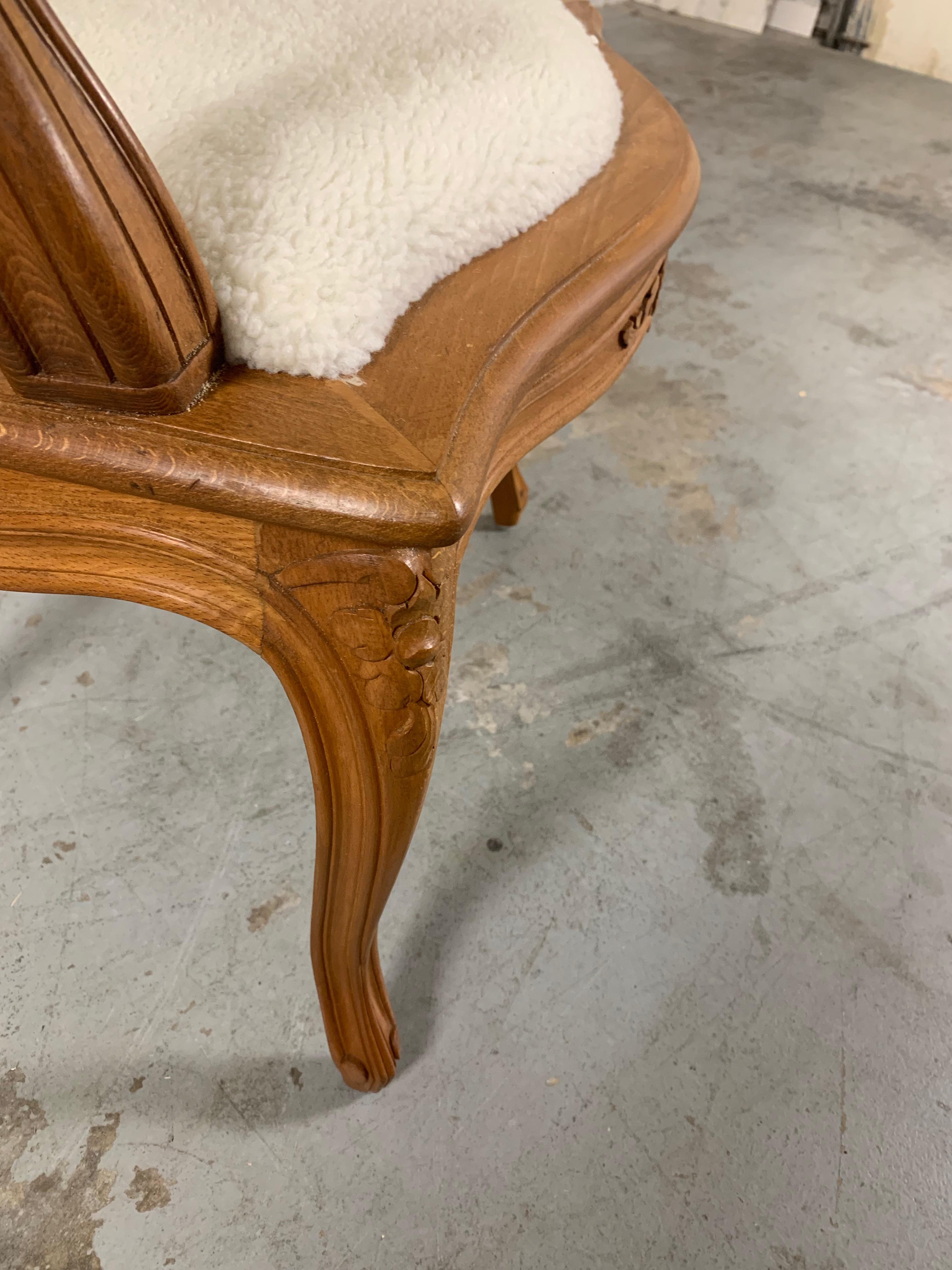 Sillón con brazos de caña estilo Louis XV en venta 3