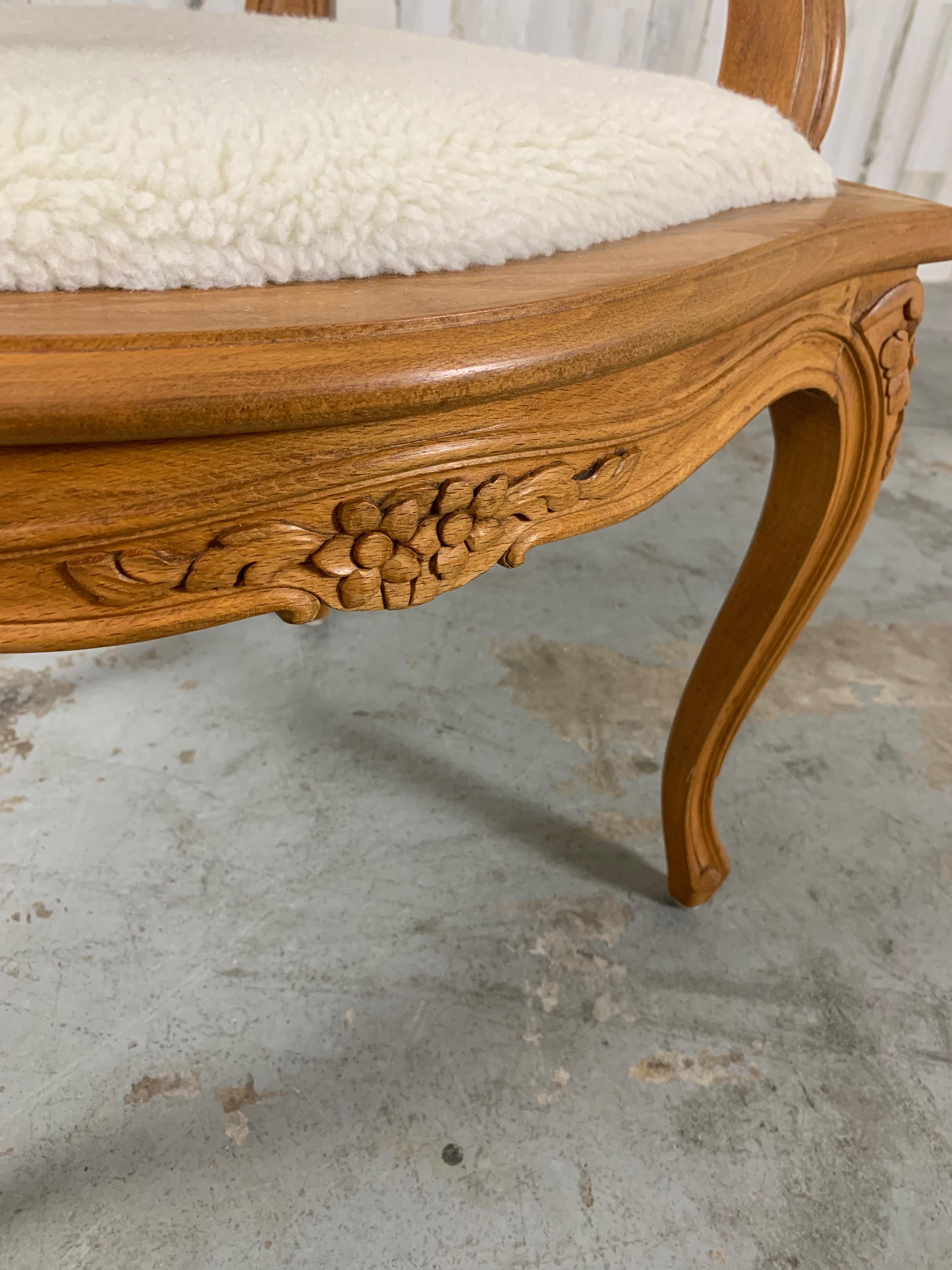 Sillón con brazos de caña estilo Louis XV en venta 6