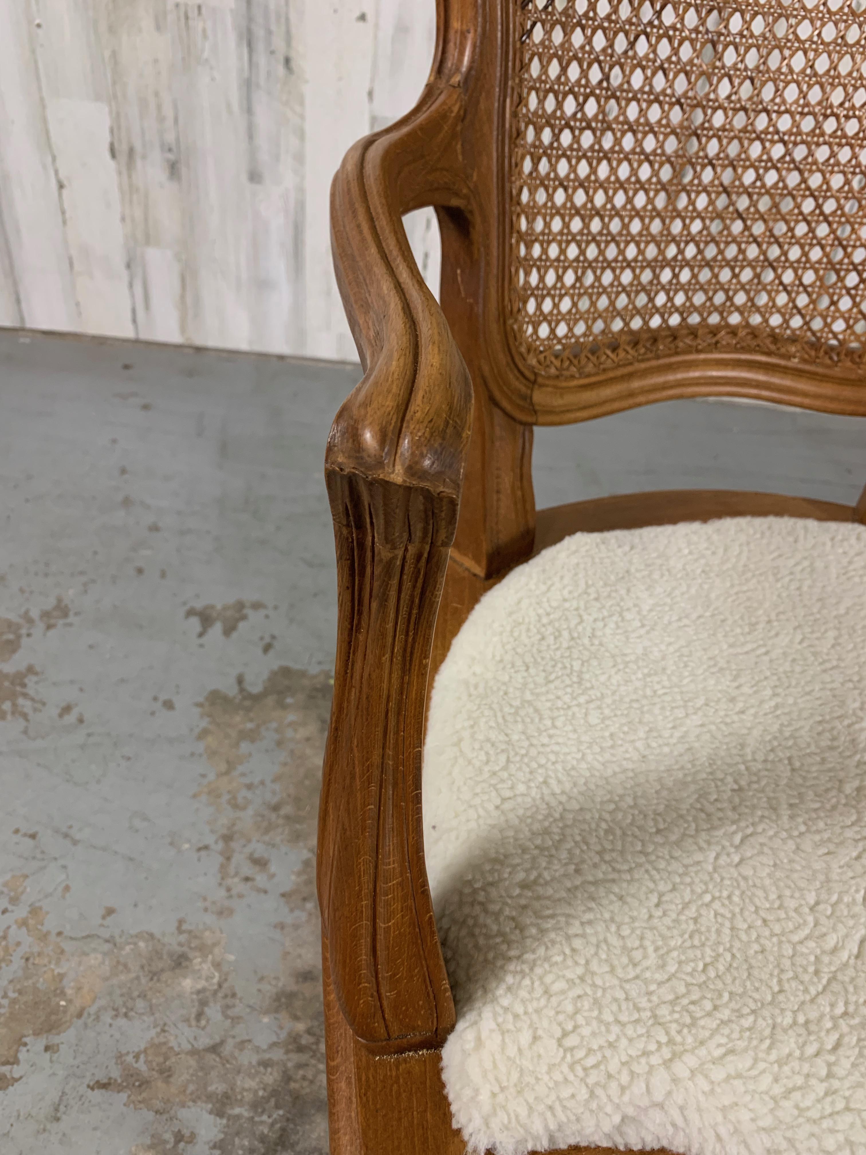 Sillón con brazos de caña estilo Louis XV en venta 7