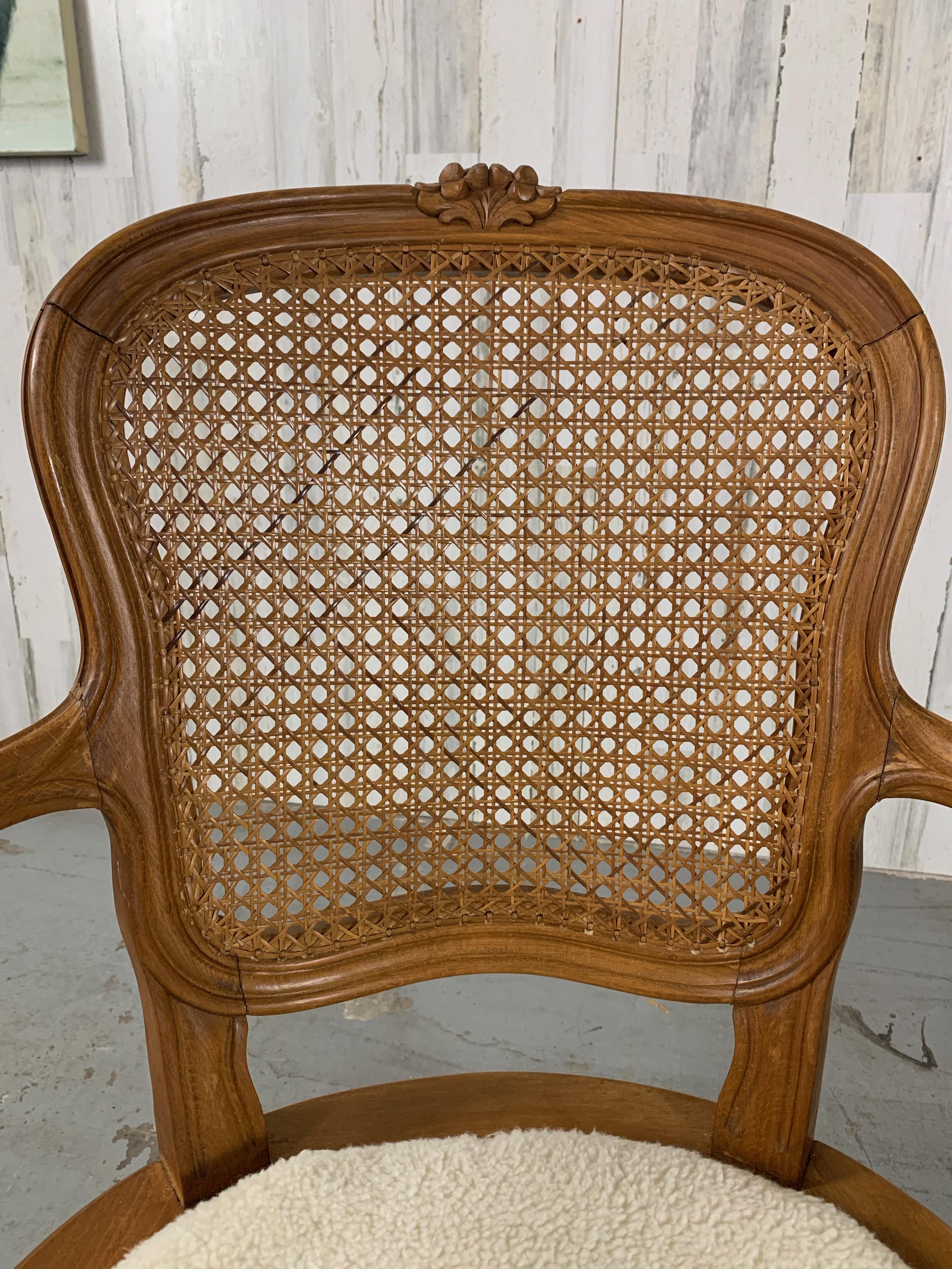 Sillón con brazos de caña estilo Louis XV en venta 8