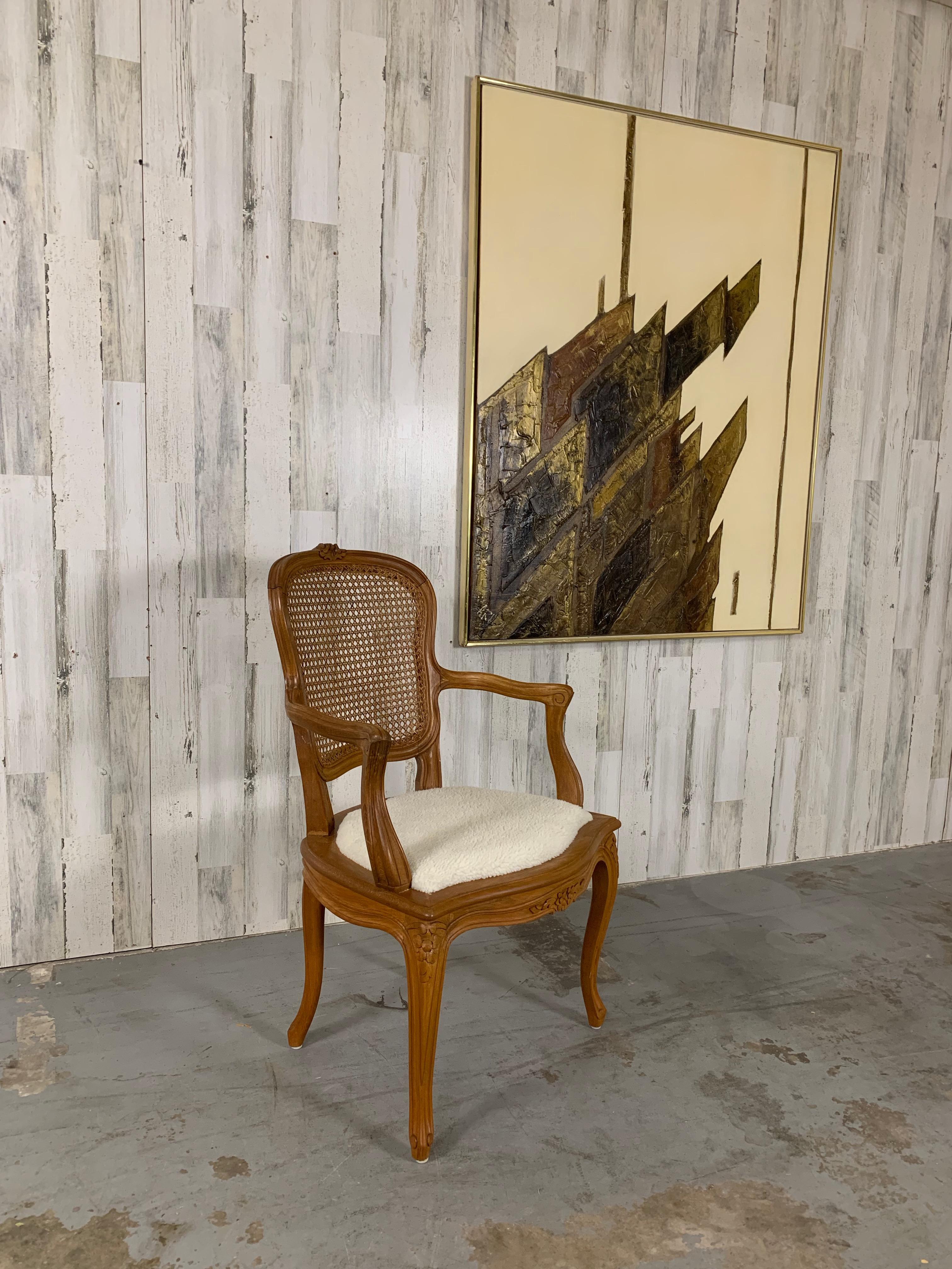 Sillón con brazos de caña estilo Louis XV en venta 9