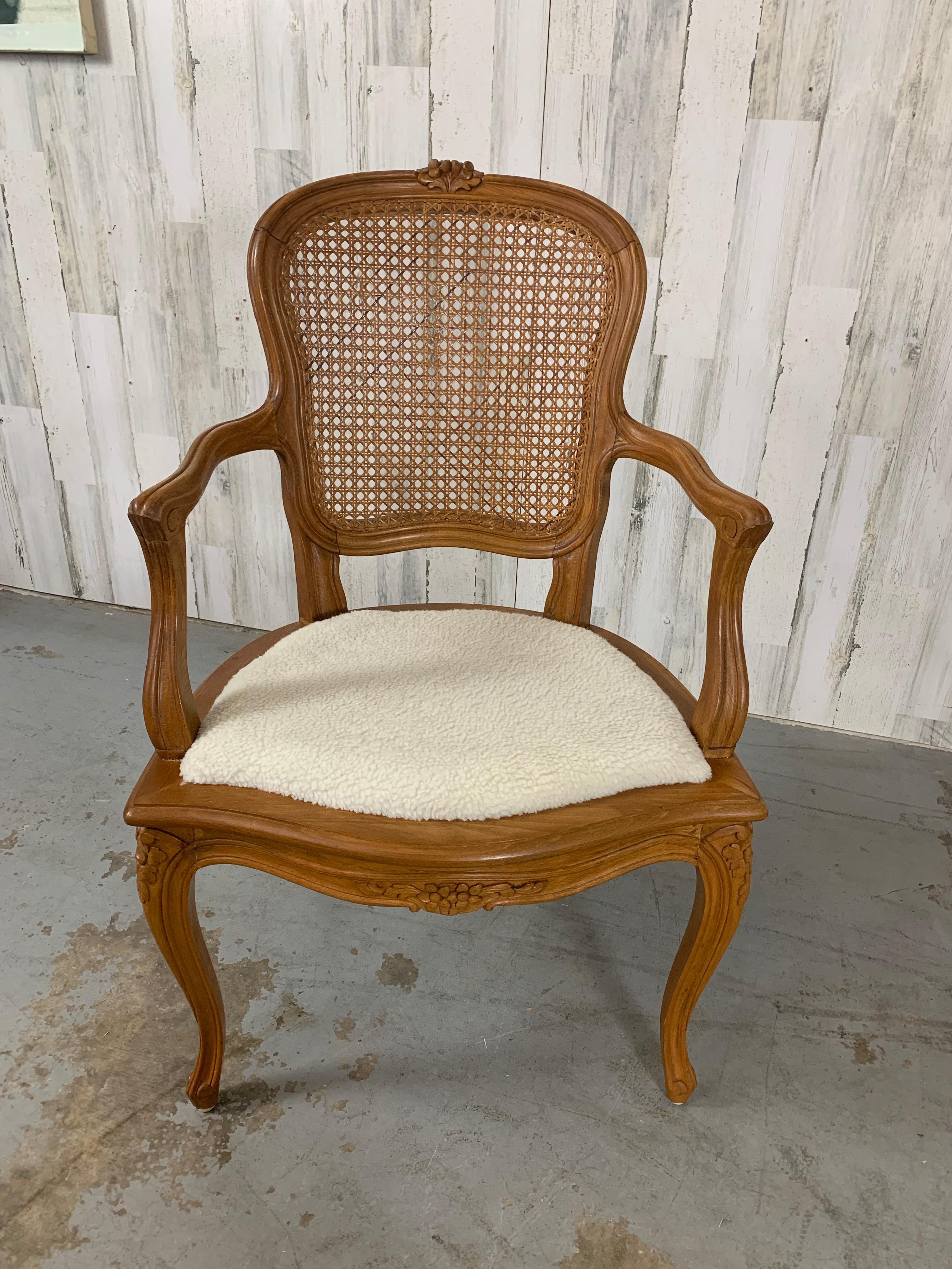 Sillón con brazos de caña estilo Louis XV Luis XV en venta