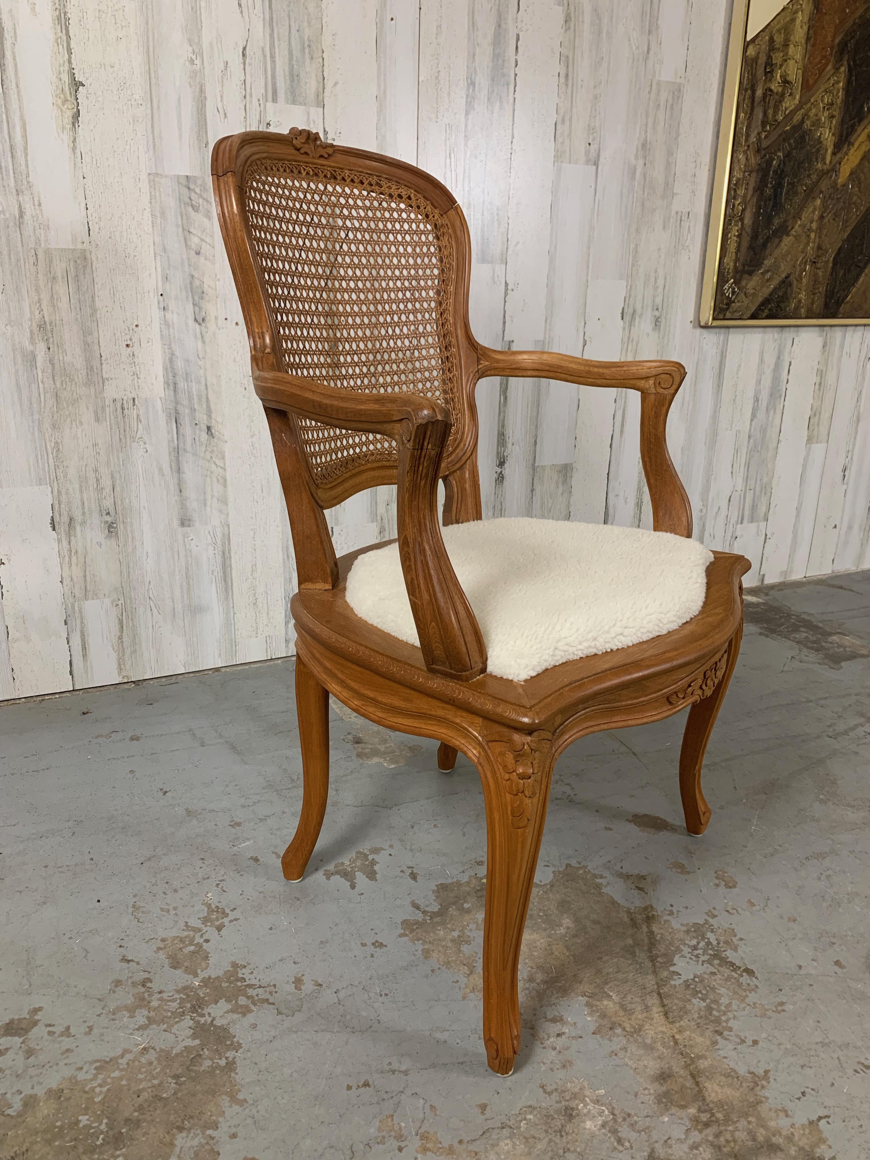 Sillón con brazos de caña estilo Louis XV Francés en venta